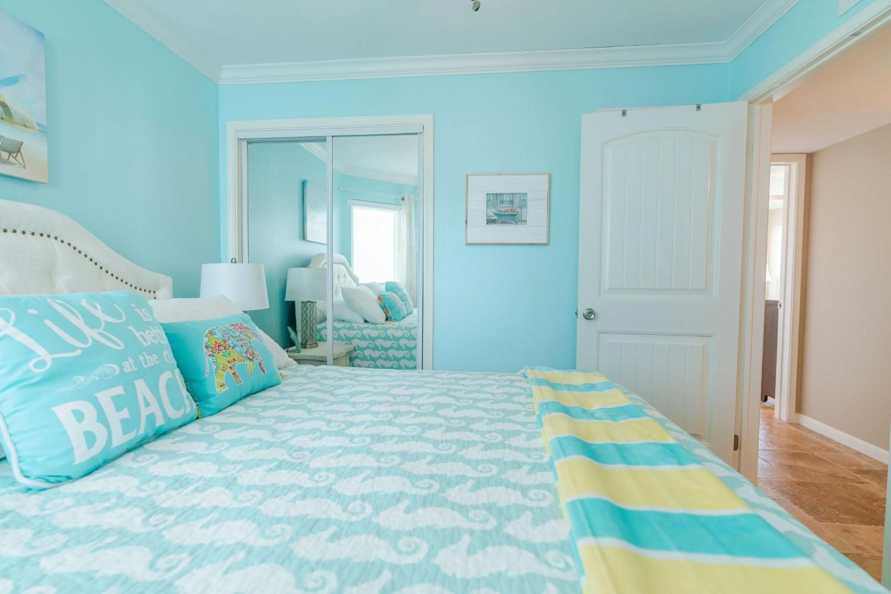 Bed in Steps to Pool and BeachAmazing Views from Two Balconies