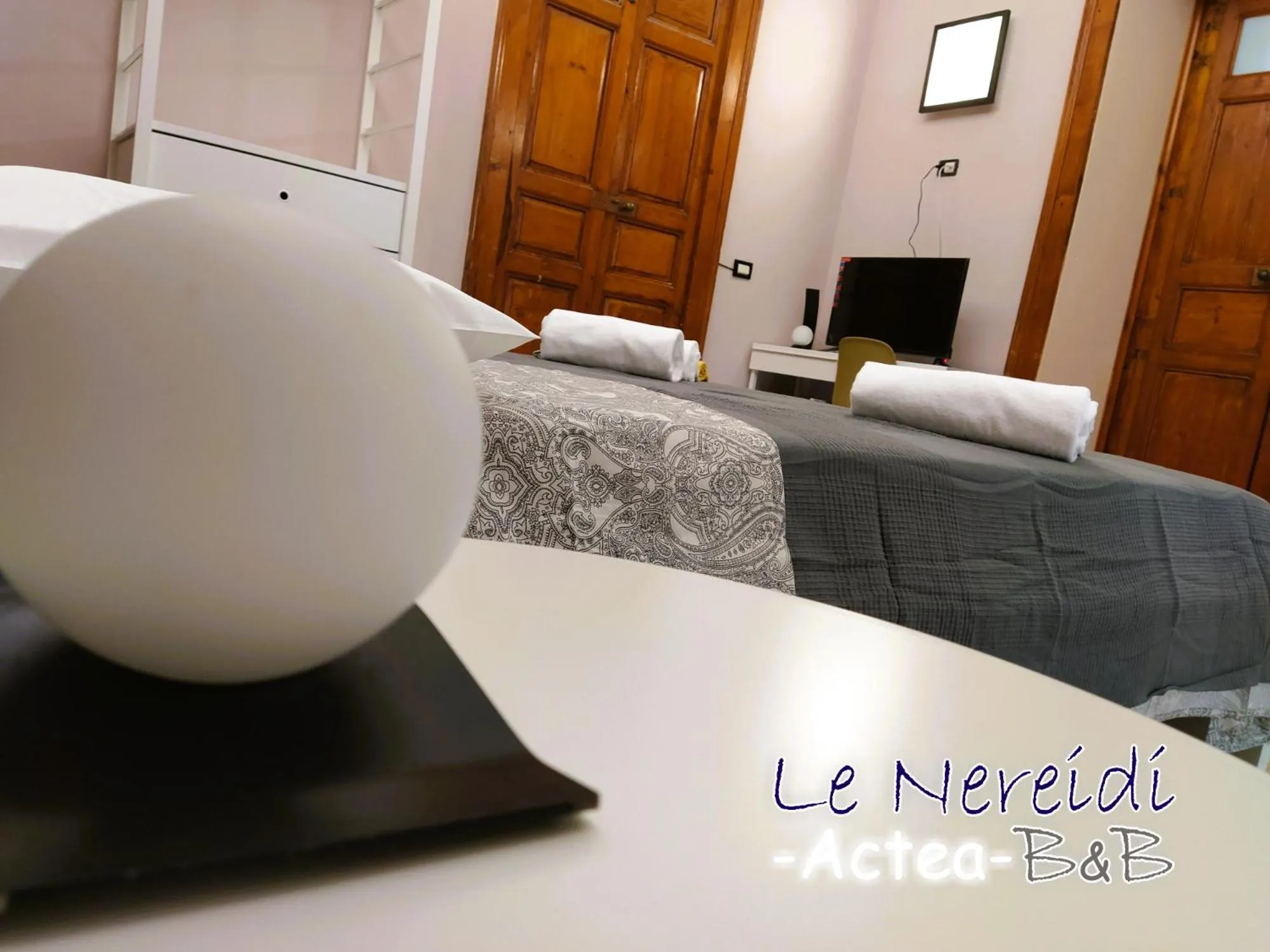 Bathroom, Bed in Le Nereidi b&b Acireale Centro
