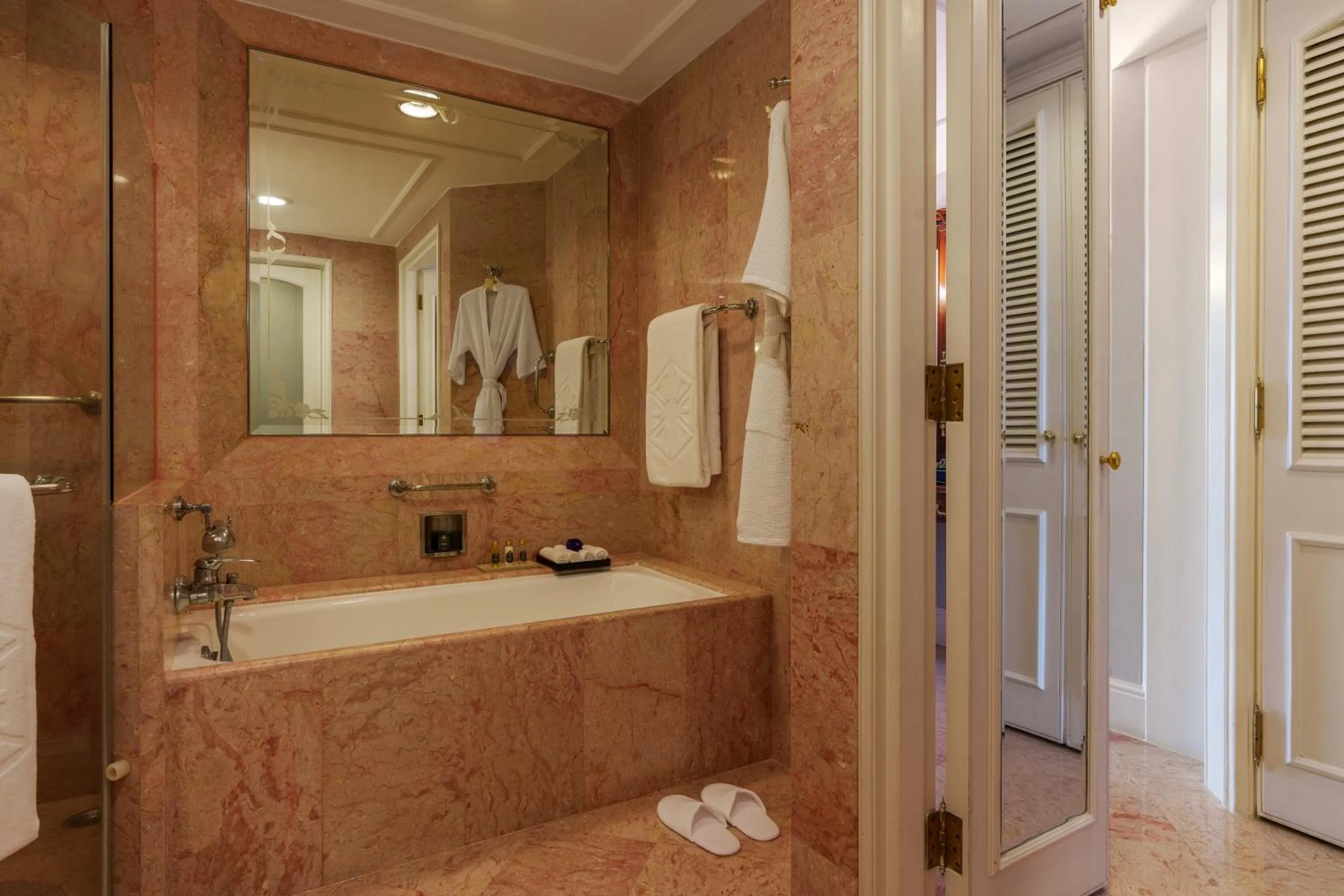 Shower in Taj Lands End