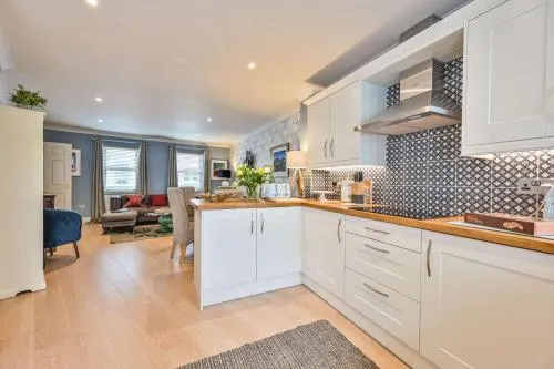 Lisburne Place - Luxury Three Bedroom Town House