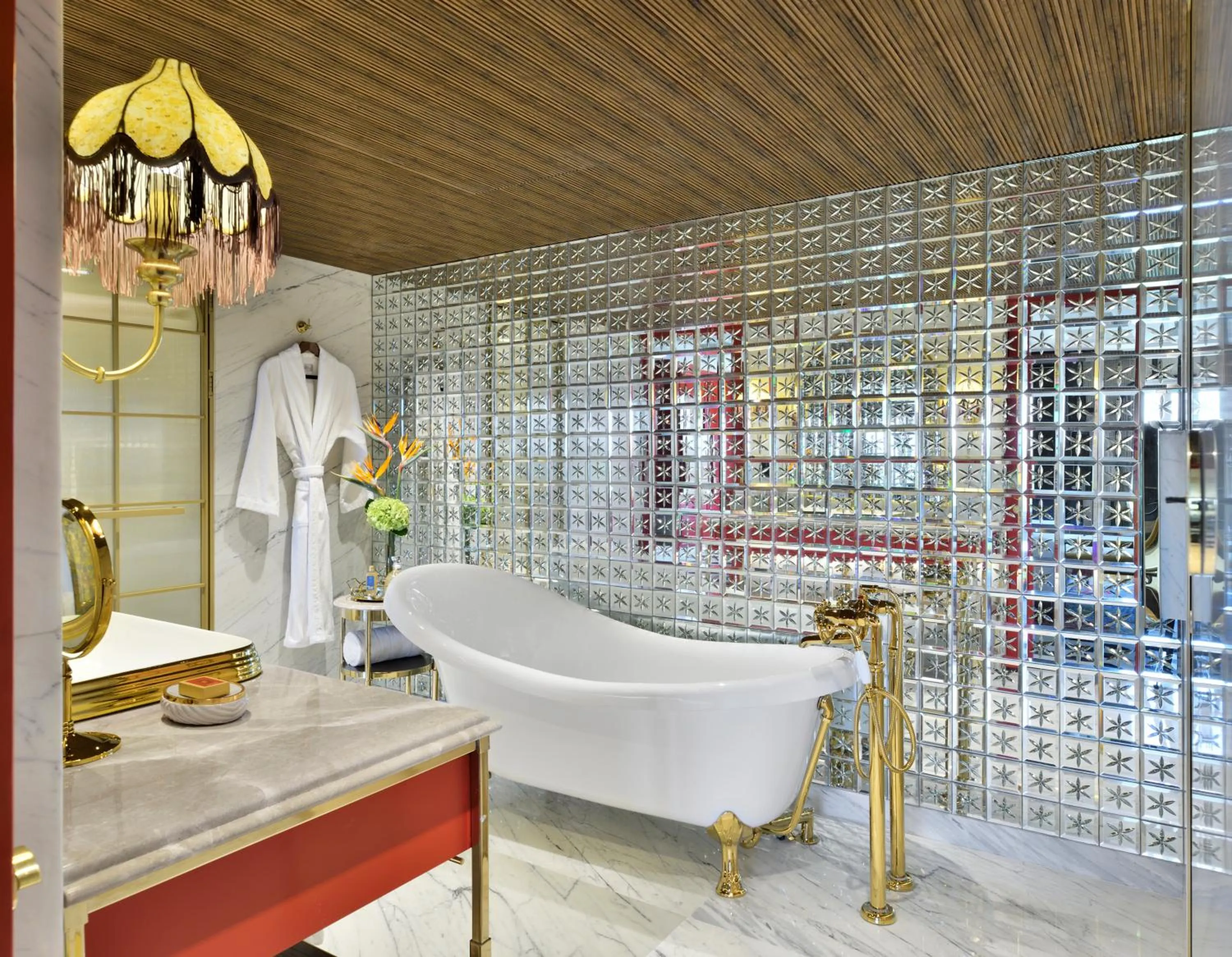 Bath in Taj Mahal, New Delhi