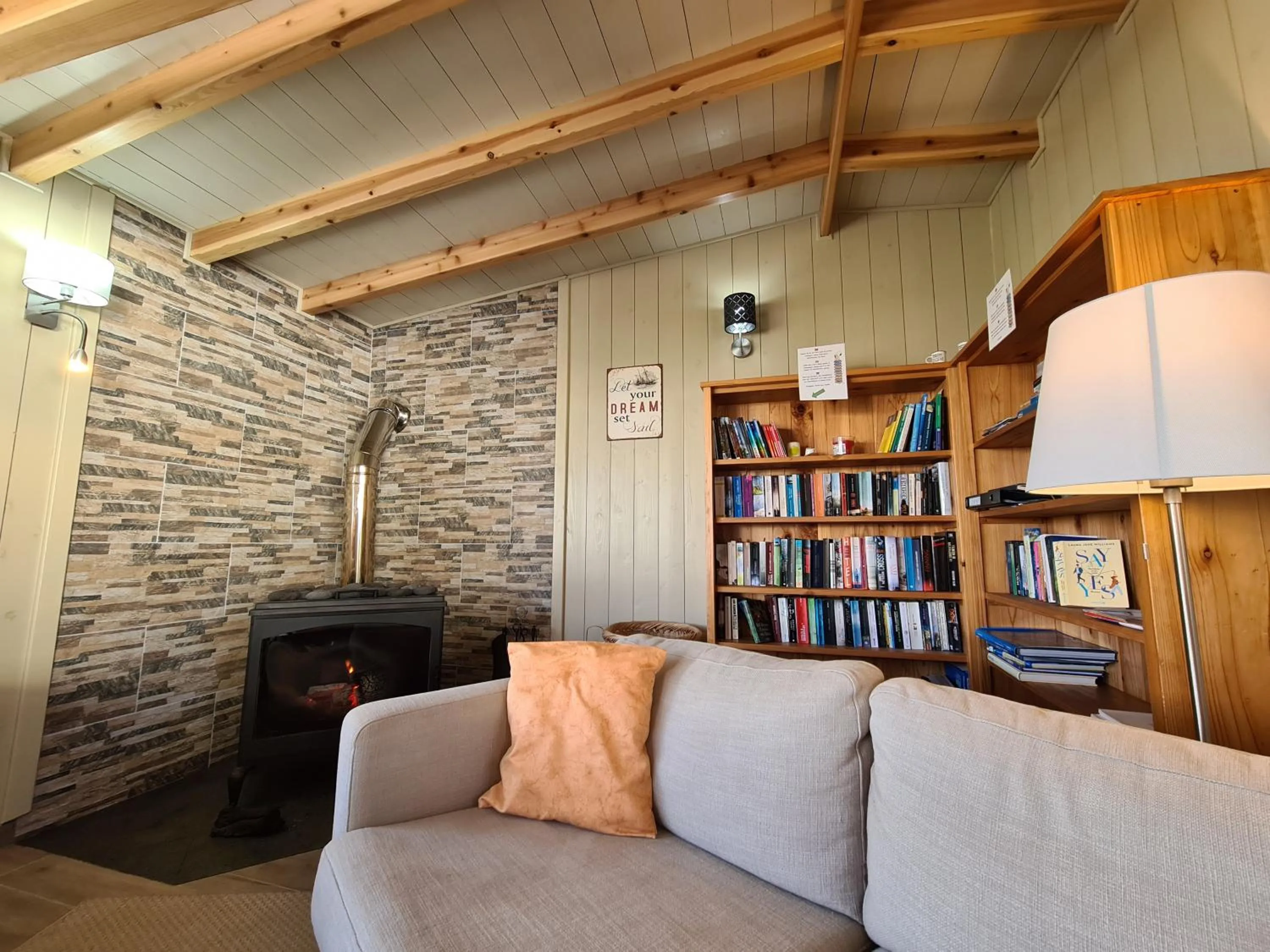 Communal lounge/ TV room in Calma do Mar