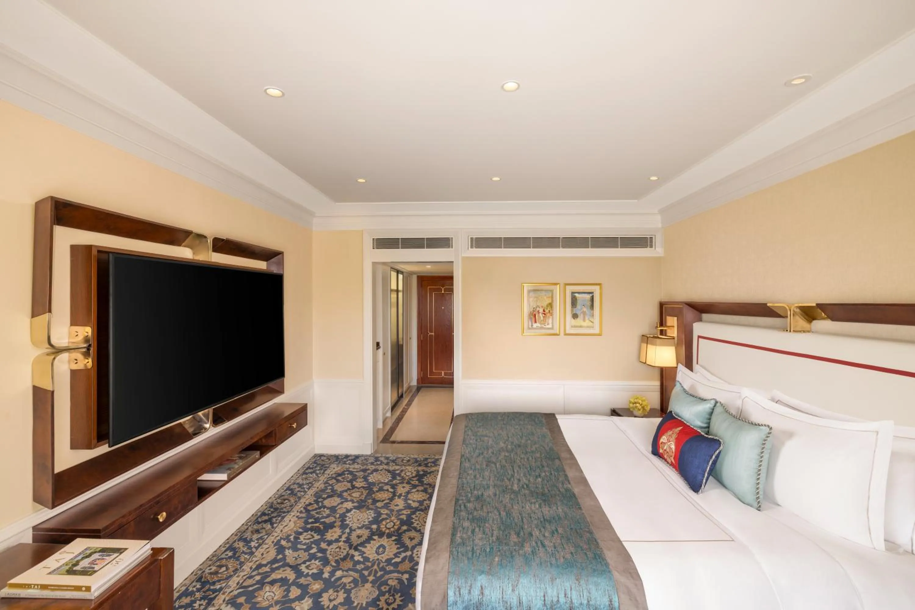 Bed in Taj Palace, New Delhi