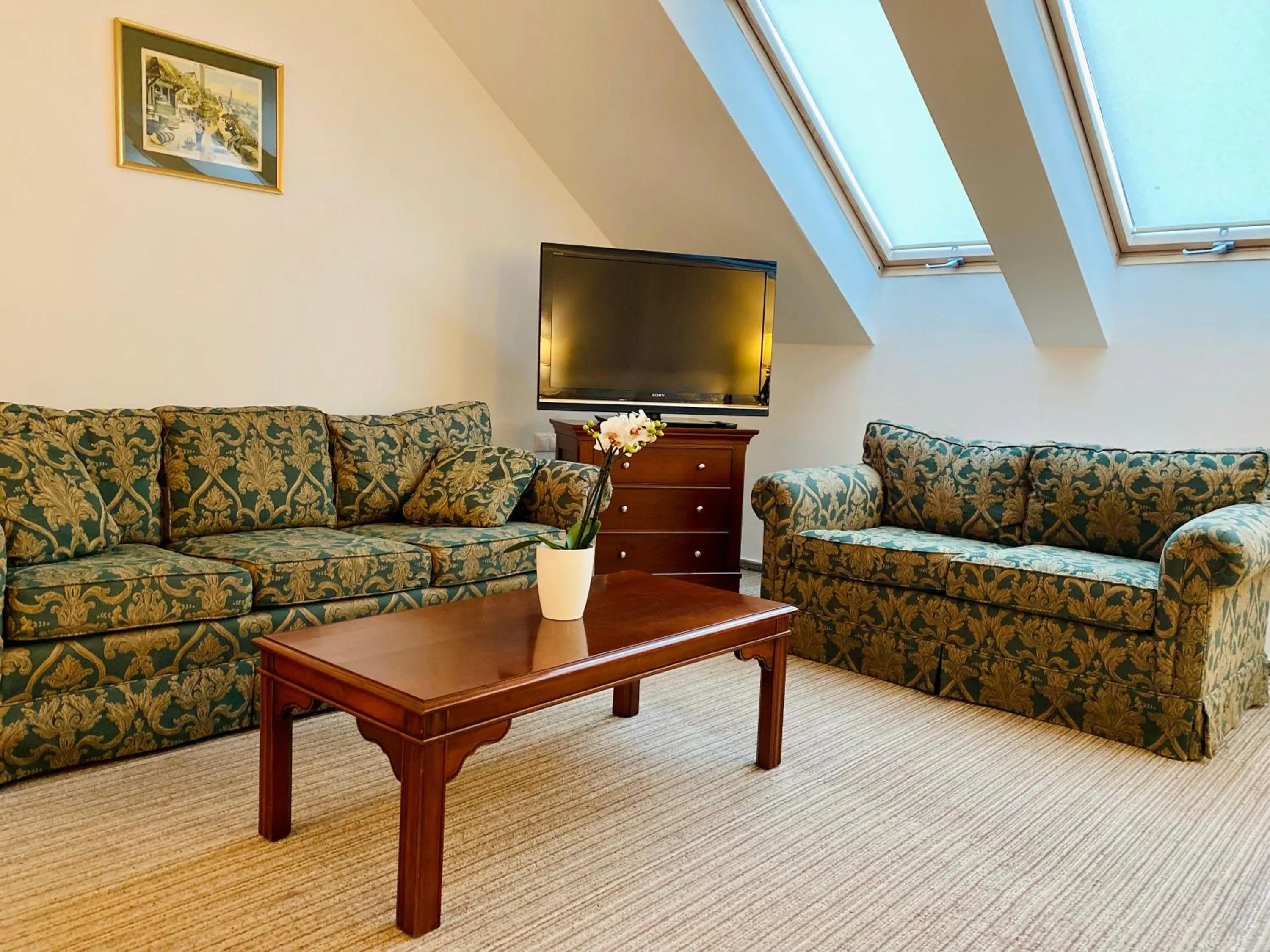 TV and multimedia in OPERA16 Guestrooms