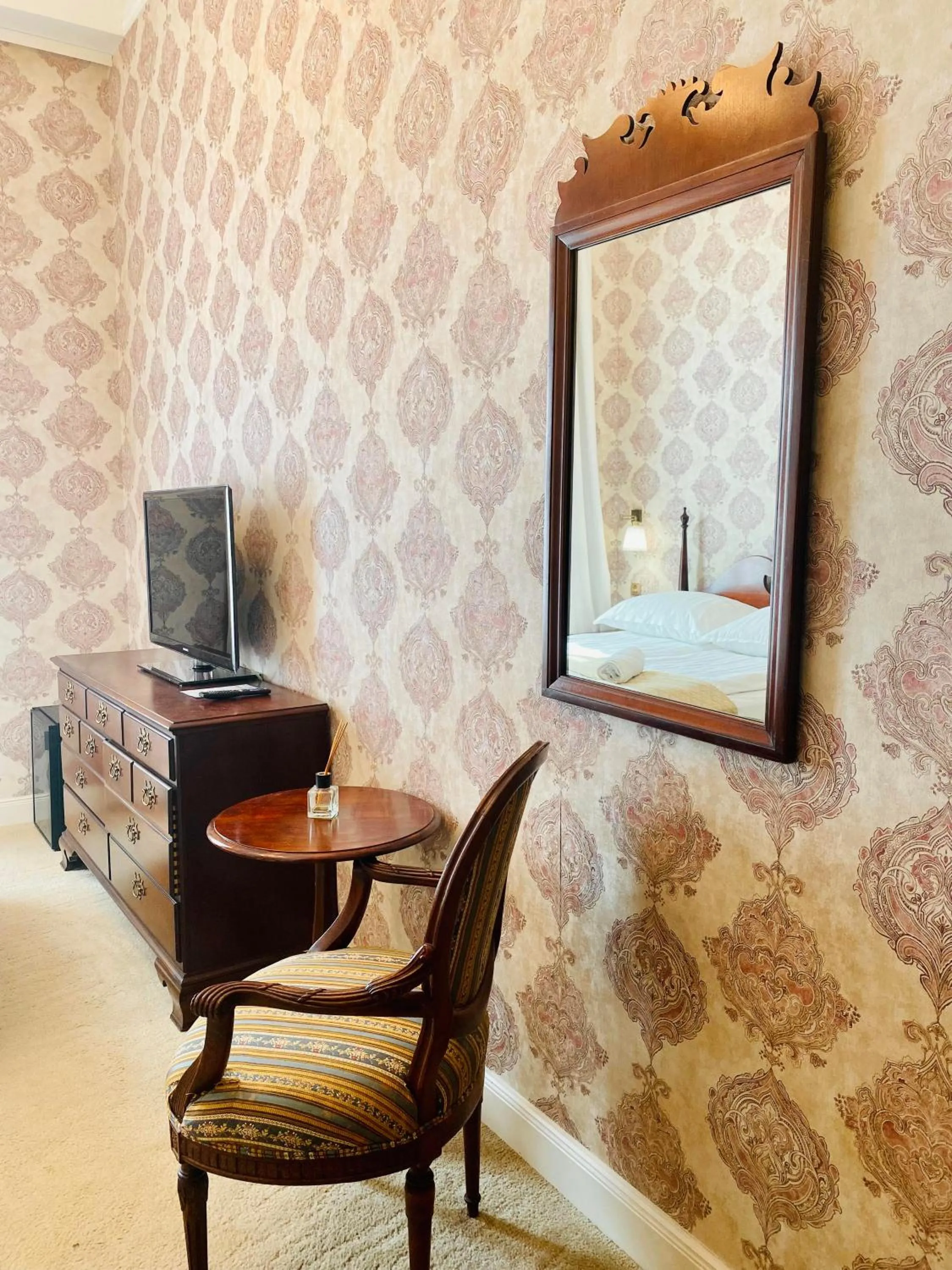 Seating area in OPERA16 Guestrooms