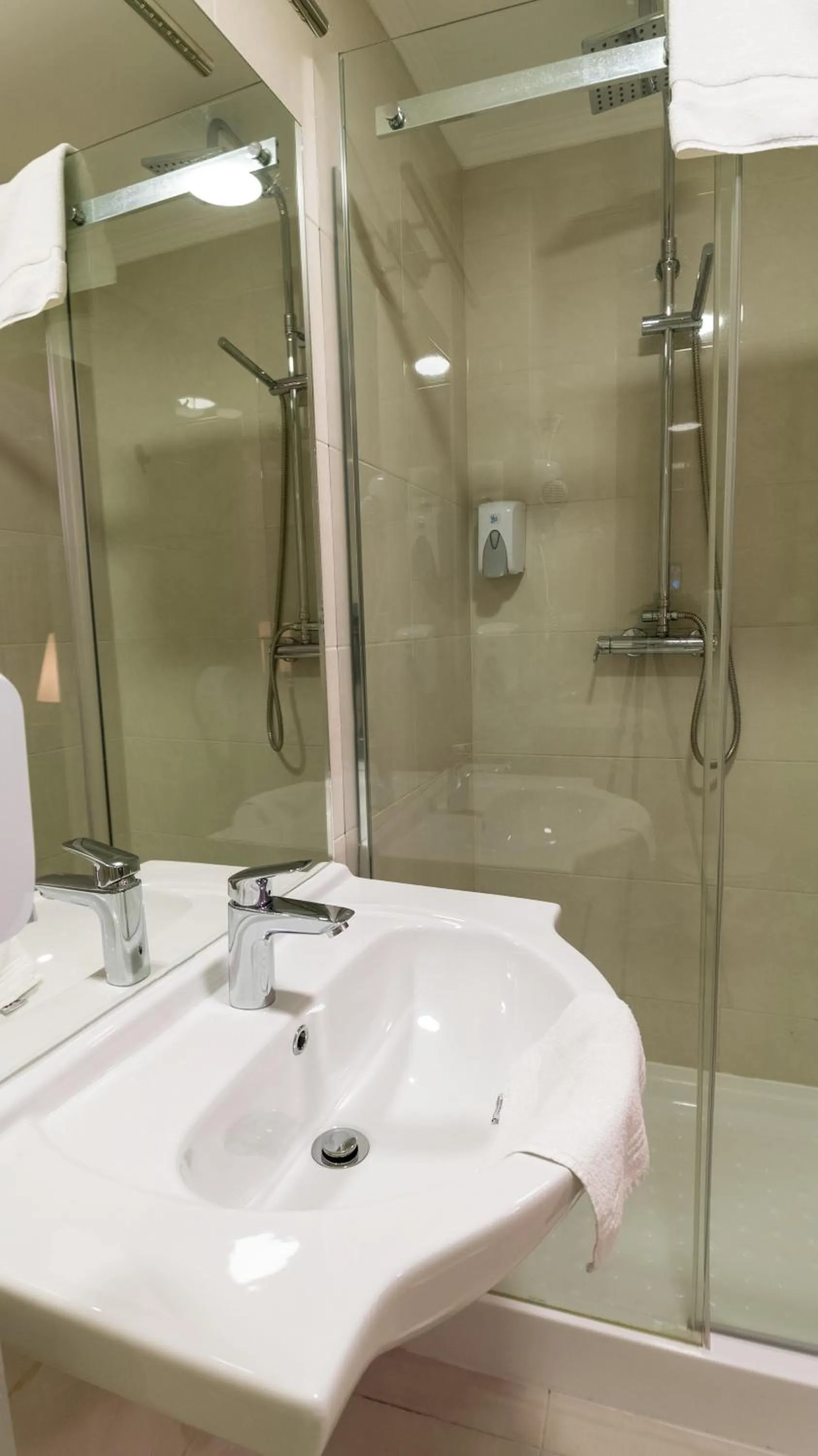 Shower in OPERA16 Guestrooms