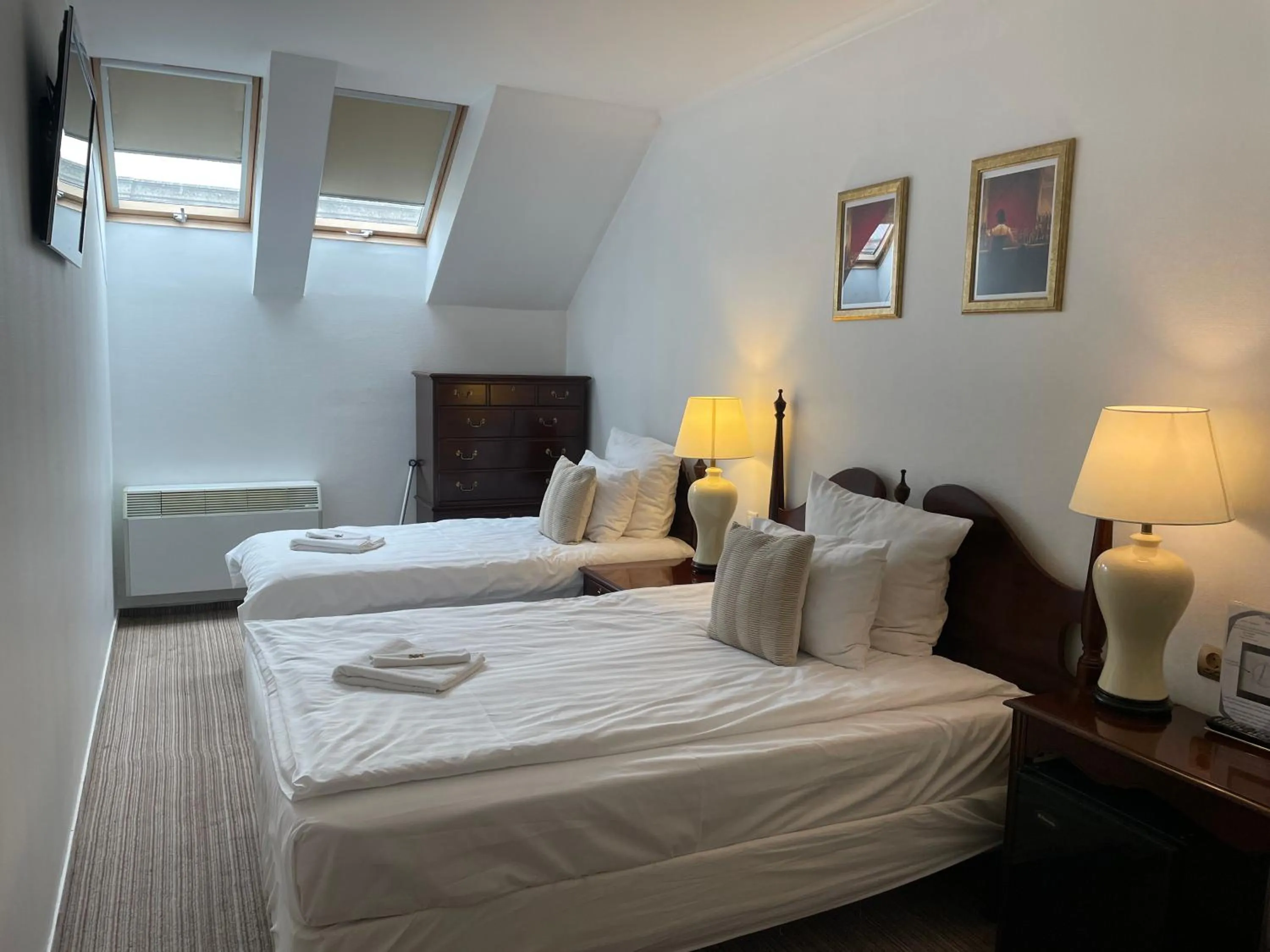 Photo of the whole room, Bed in OPERA16 Guestrooms