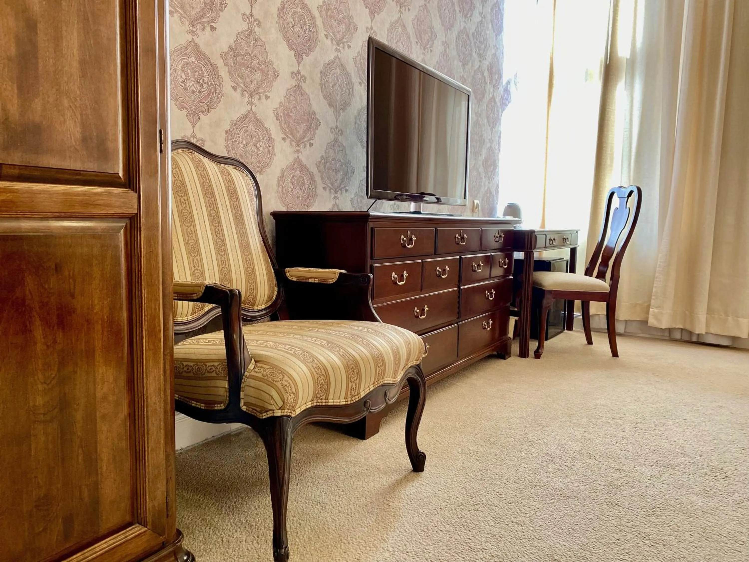 TV and multimedia in OPERA16 Guestrooms