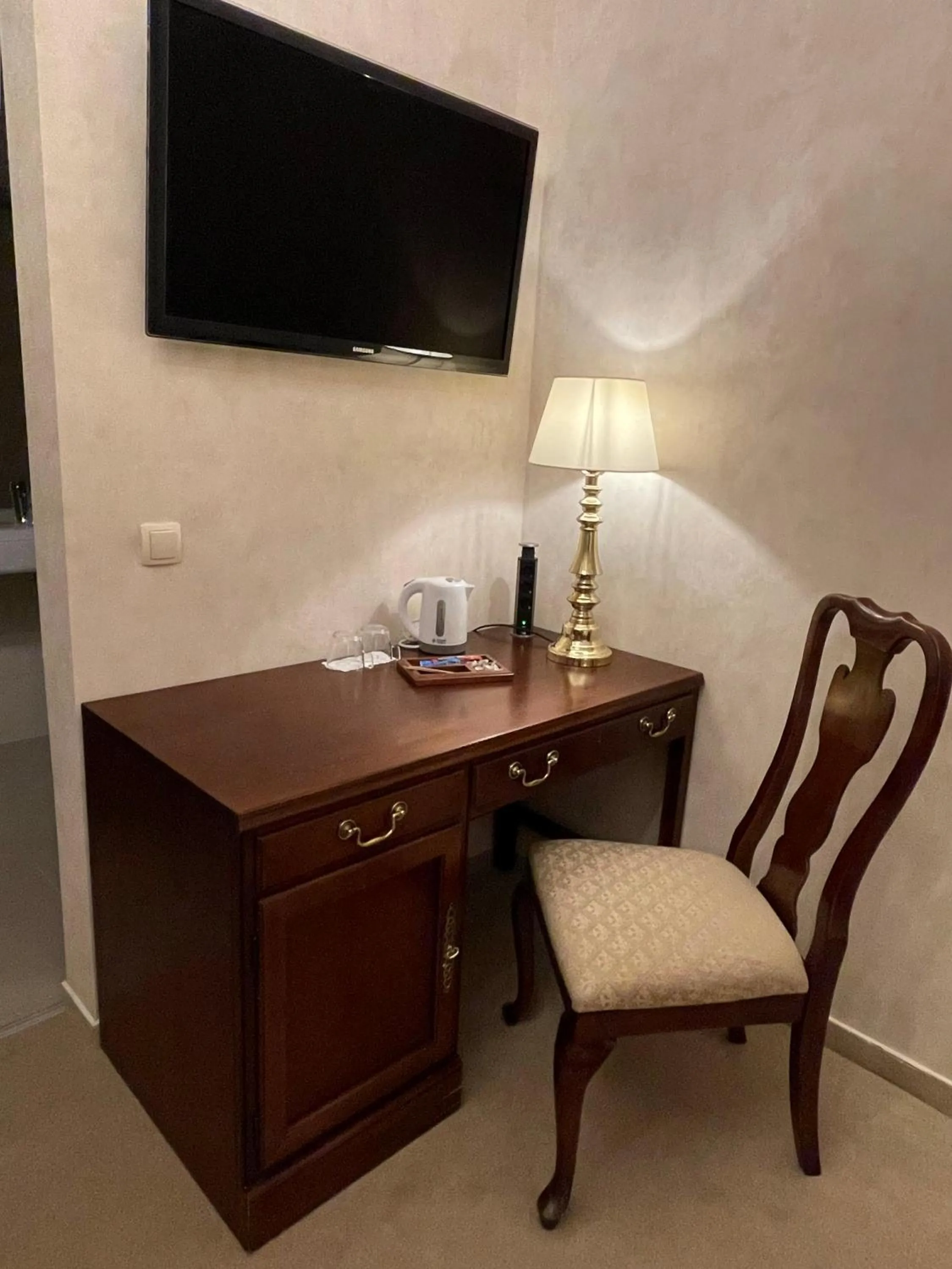 TV and multimedia in OPERA16 Guestrooms