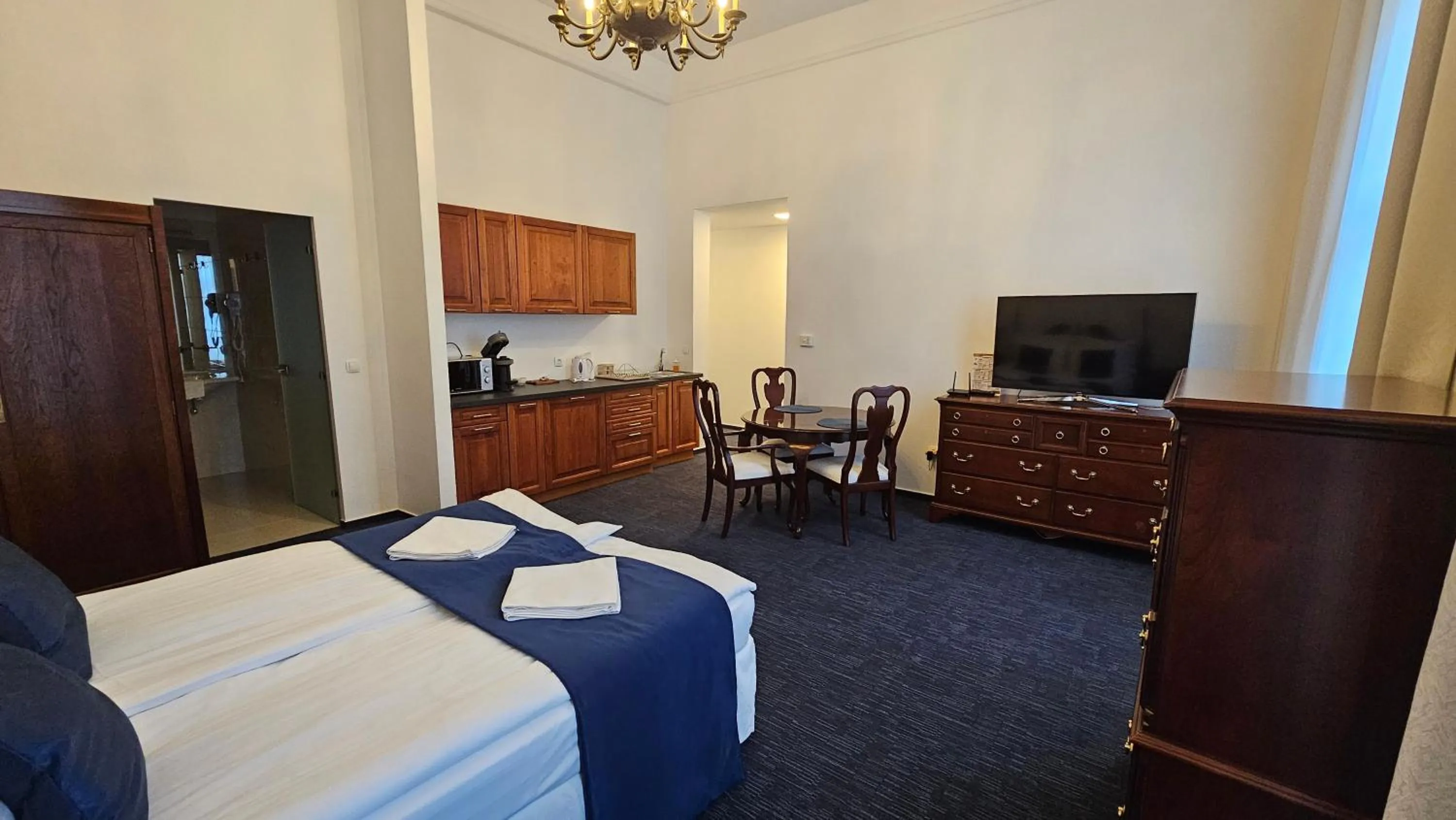 Bedroom, Bed in OPERA16 Guestrooms