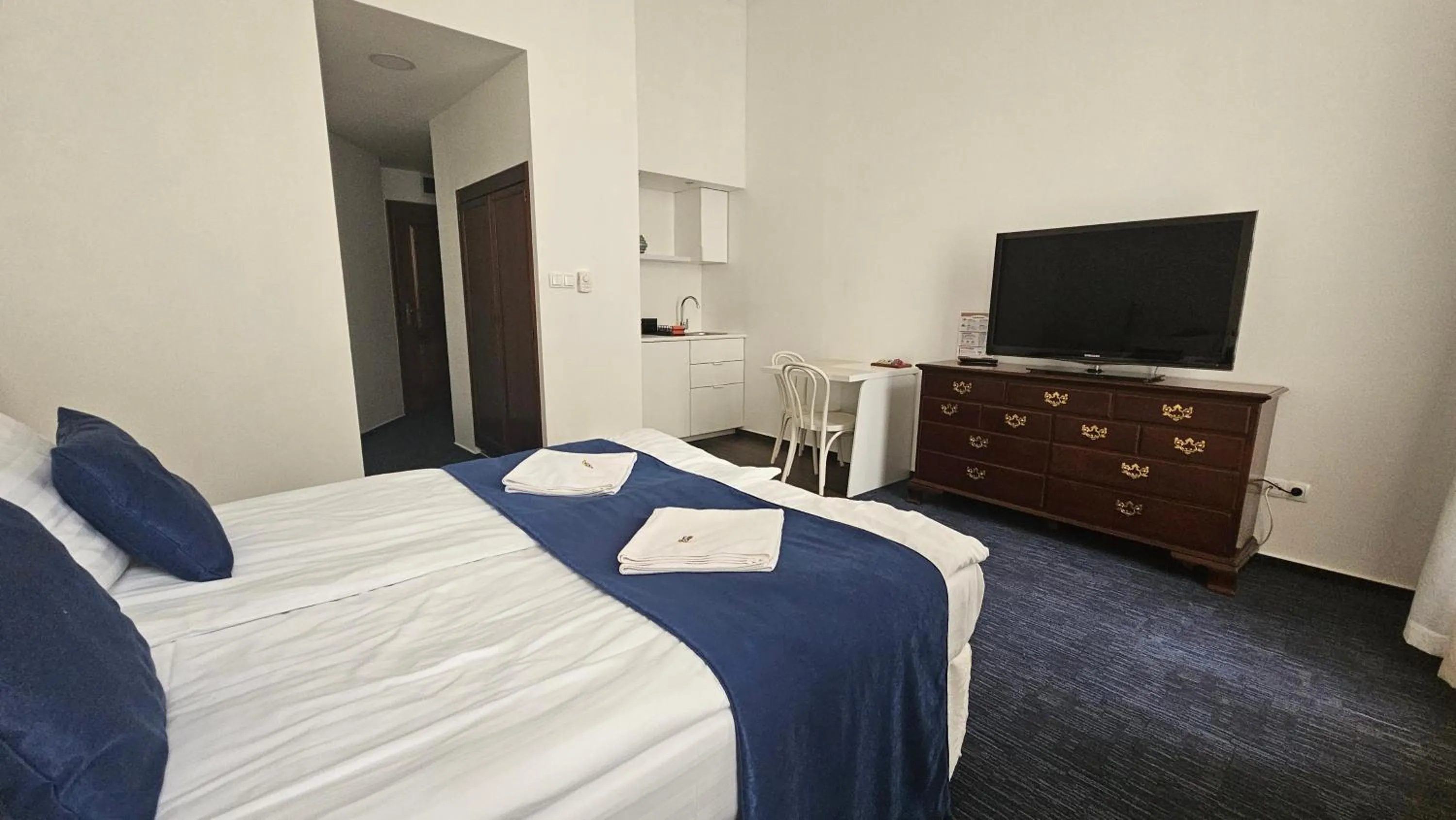 Bedroom, Bed in OPERA16 Guestrooms