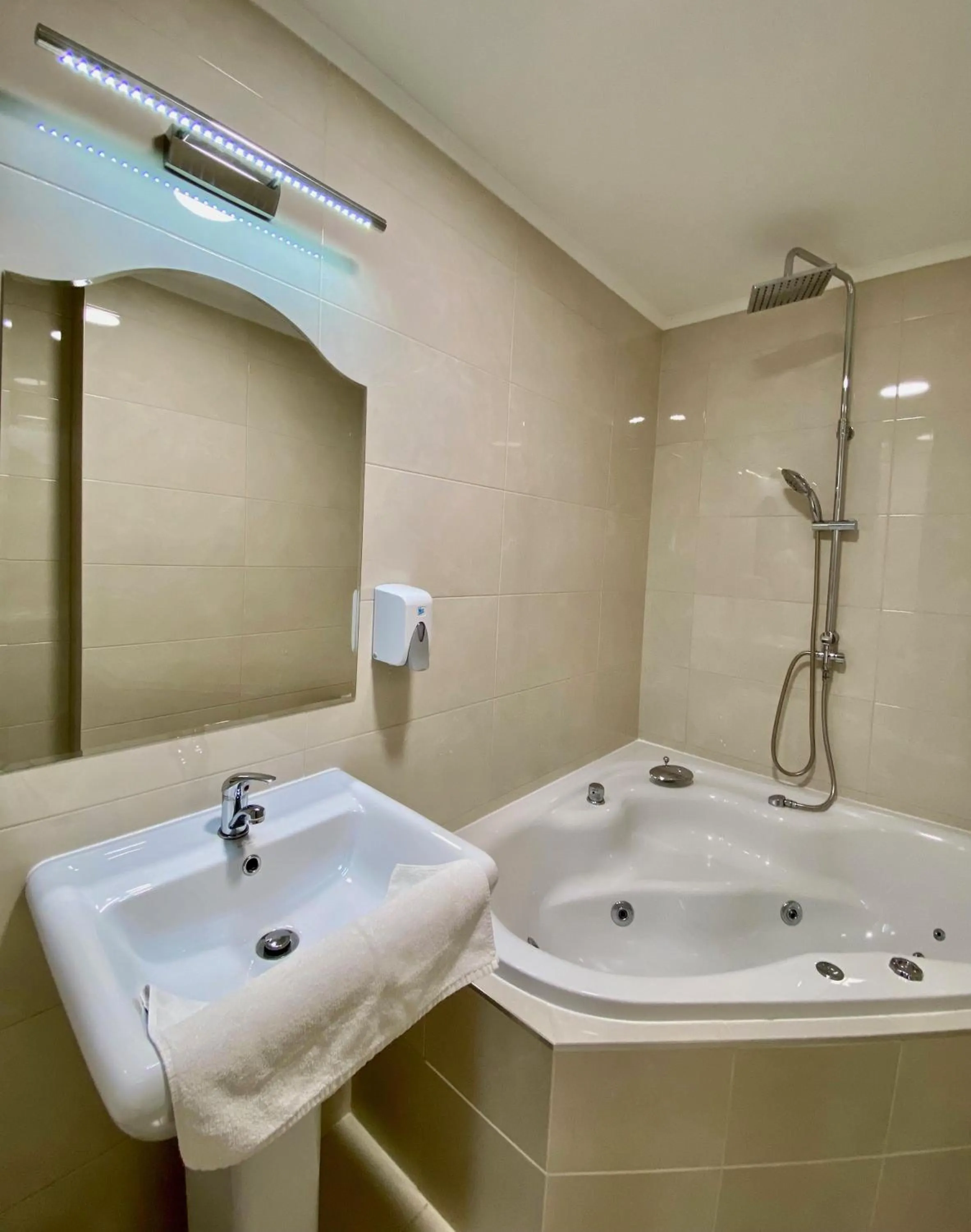 Hot Tub in OPERA16 Guestrooms