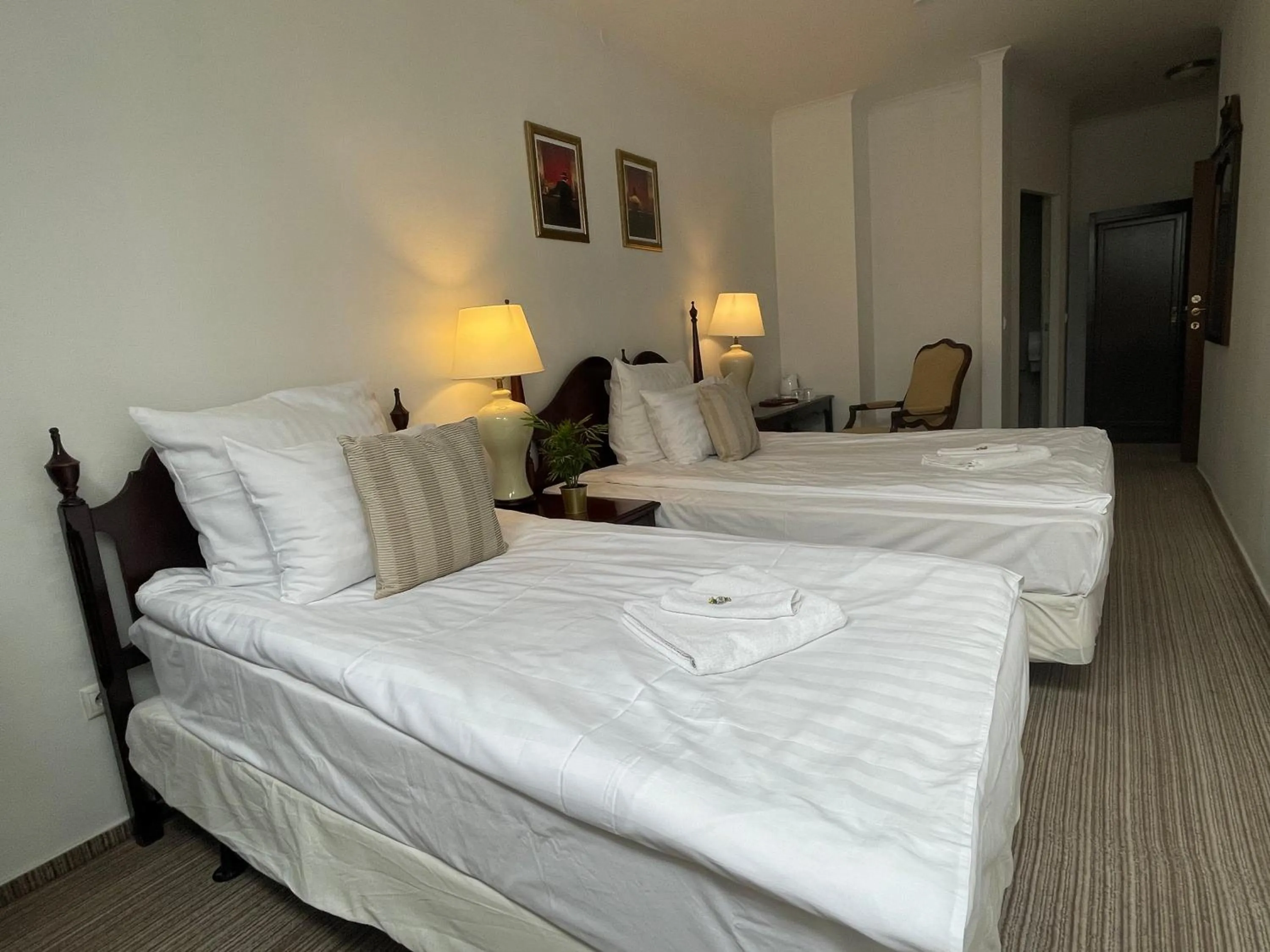 Photo of the whole room, Bed in OPERA16 Guestrooms