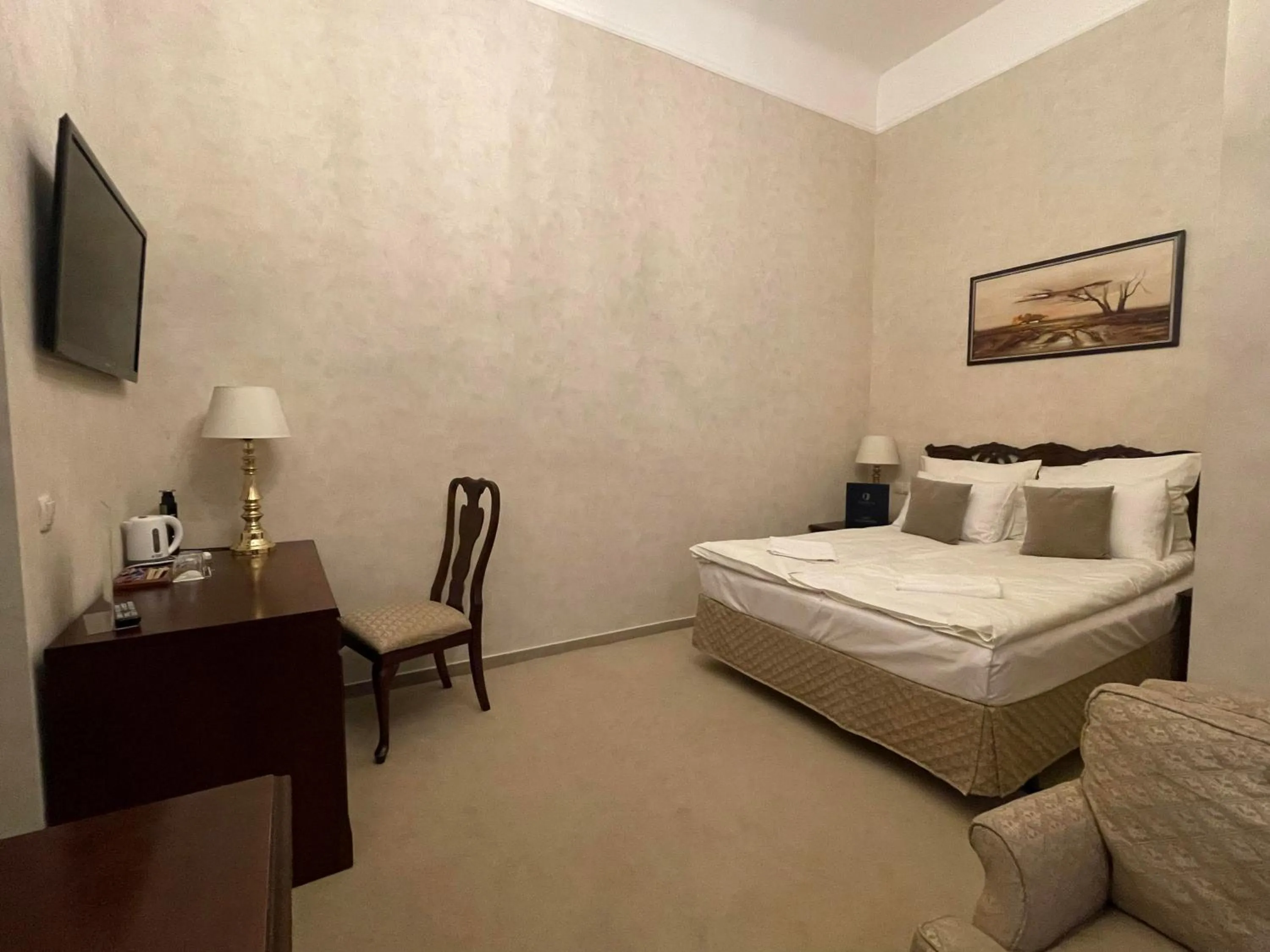 Bedroom, Bed in OPERA16 Guestrooms