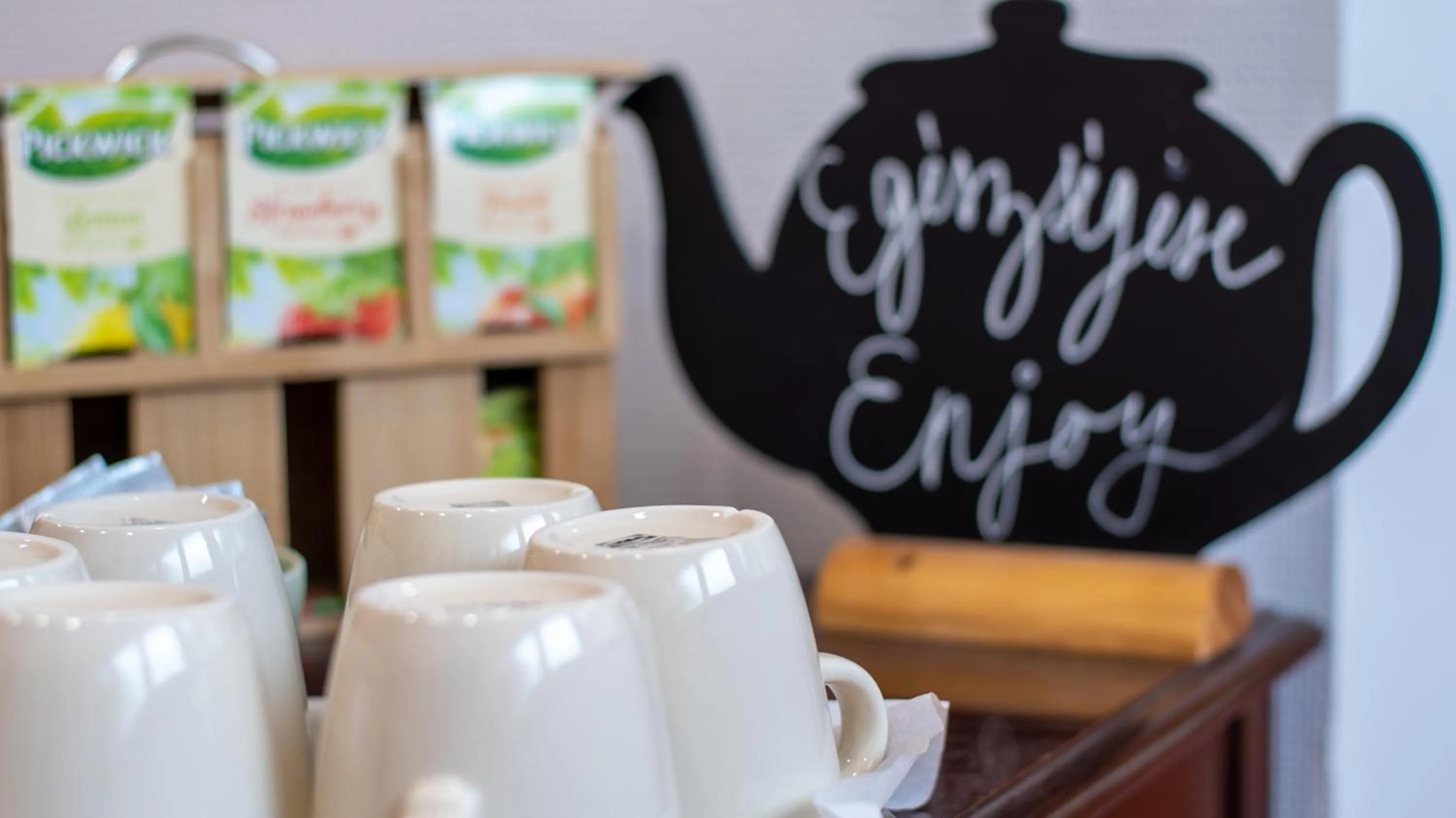Coffee/tea facilities in OPERA16 Guestrooms