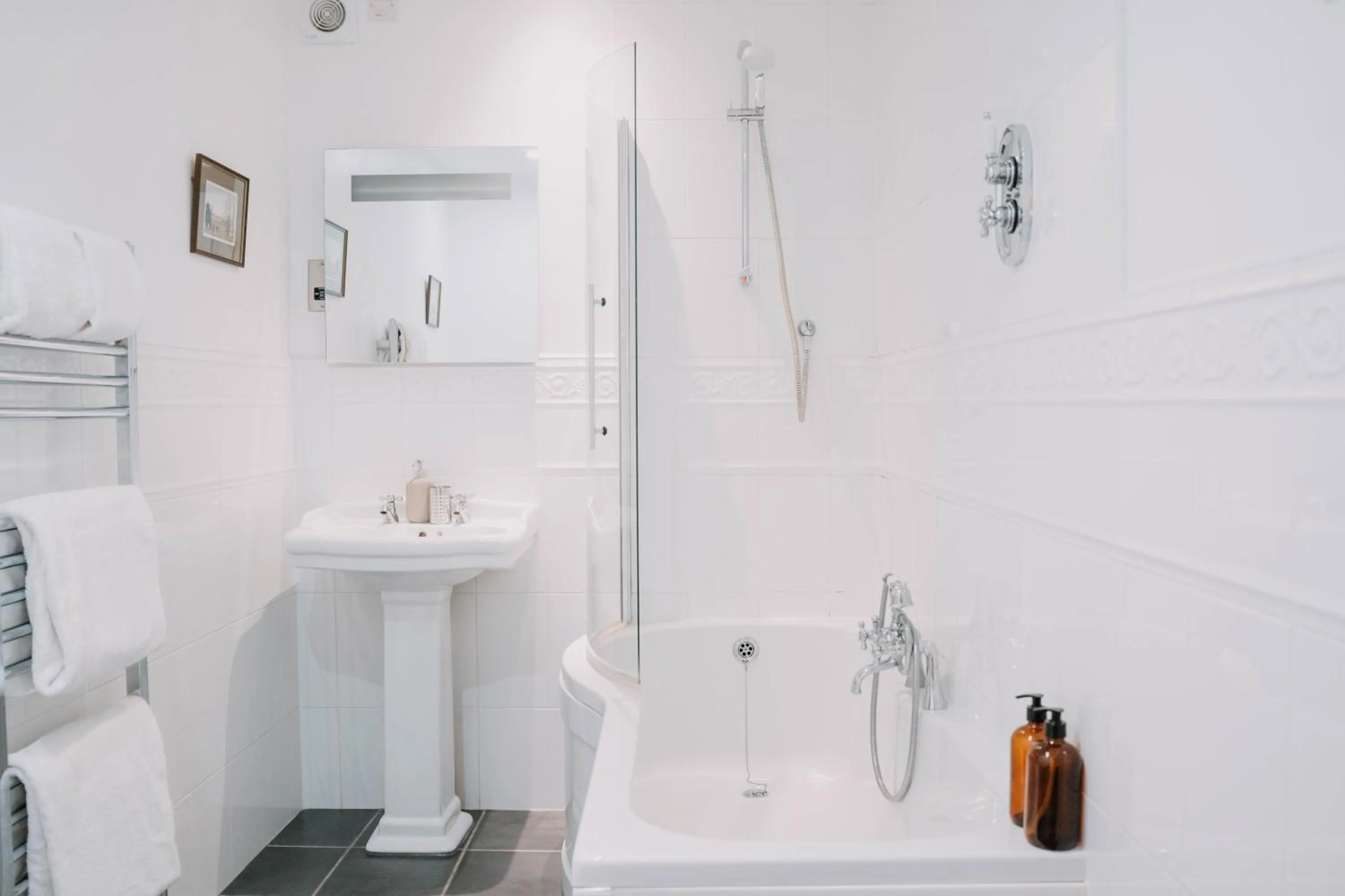 Bathroom in Three Cocks Hotel