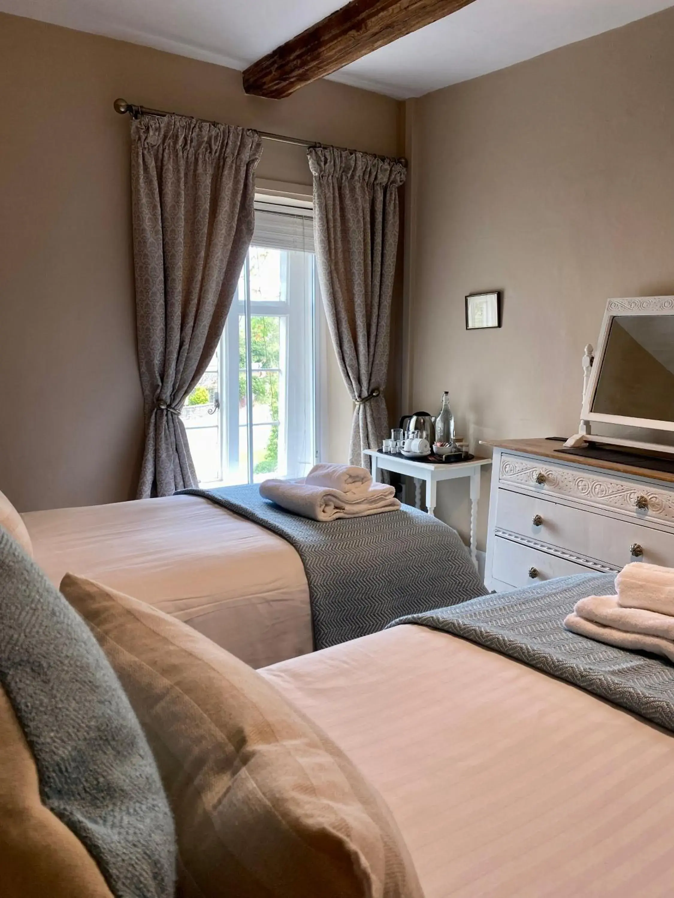 Standard Twin Room in Three Cocks Hotel Standard Twin Room in Three Cocks Hotel