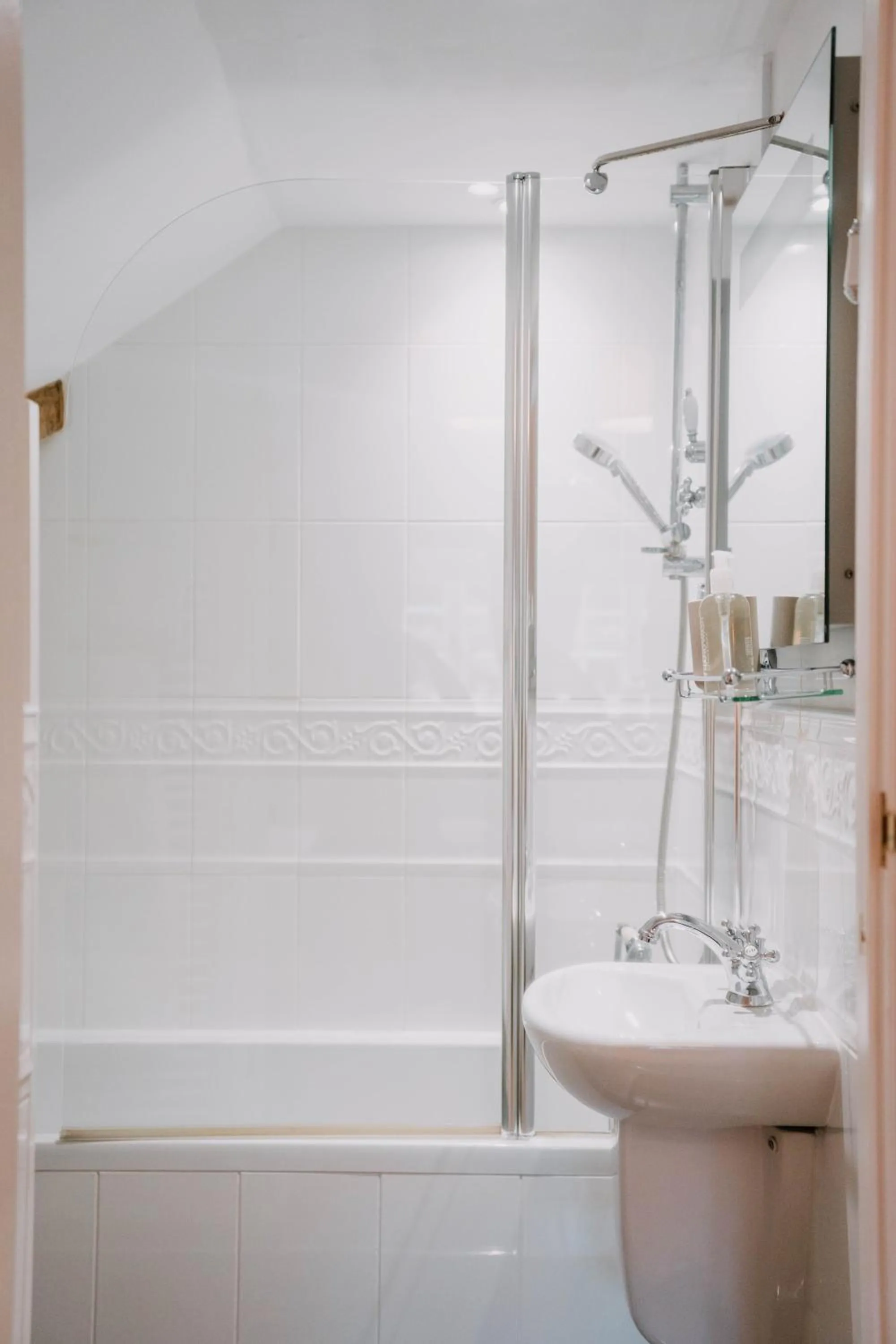 Bathroom in Three Cocks Hotel