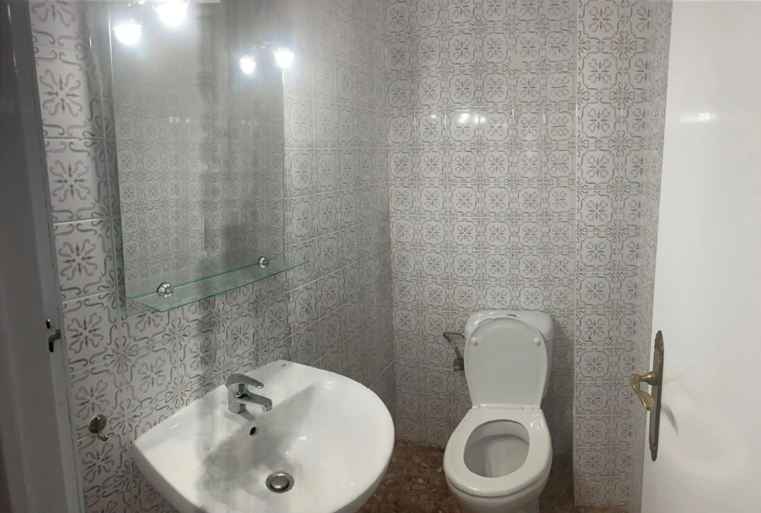 Bathroom in A Beautiful spacious Two Bedroom Apartment CB8EV