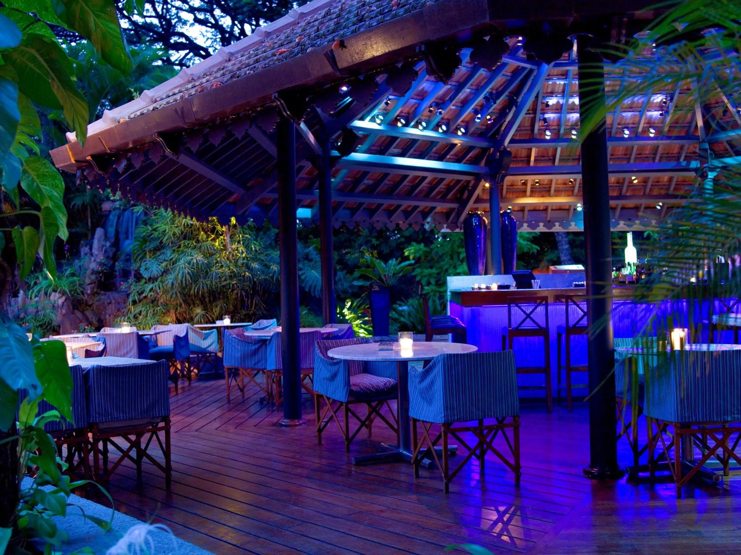 Restaurant/places to eat in Taj West End