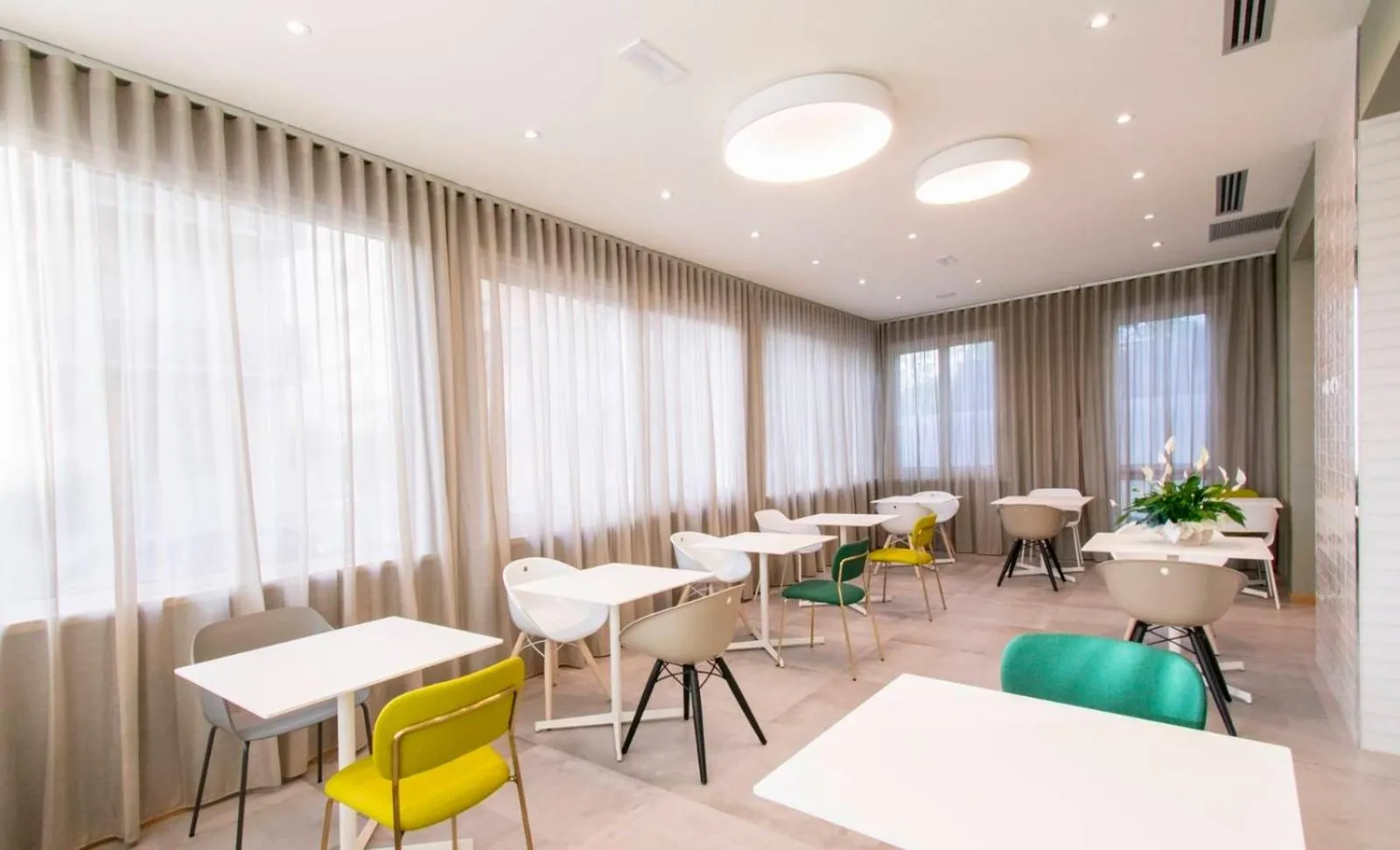 Restaurant/places to eat in Hotel Medusa