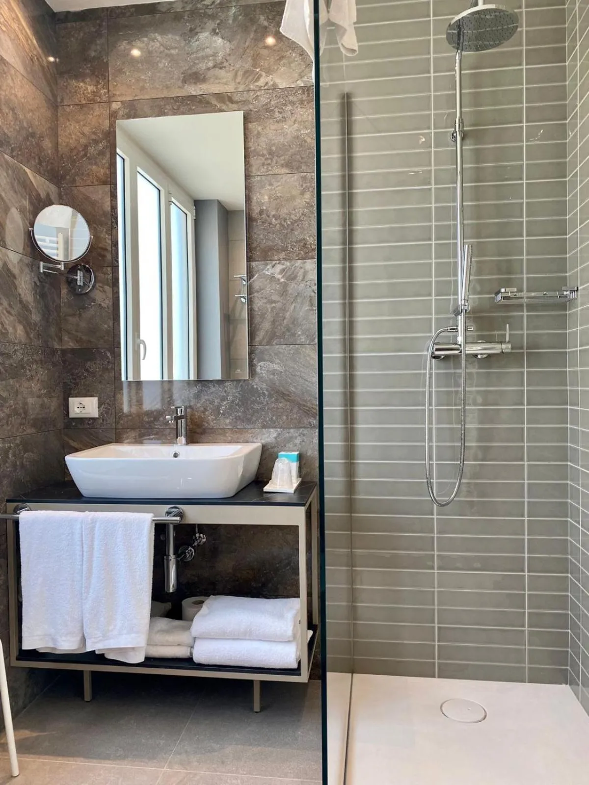 Shower in Hotel Medusa