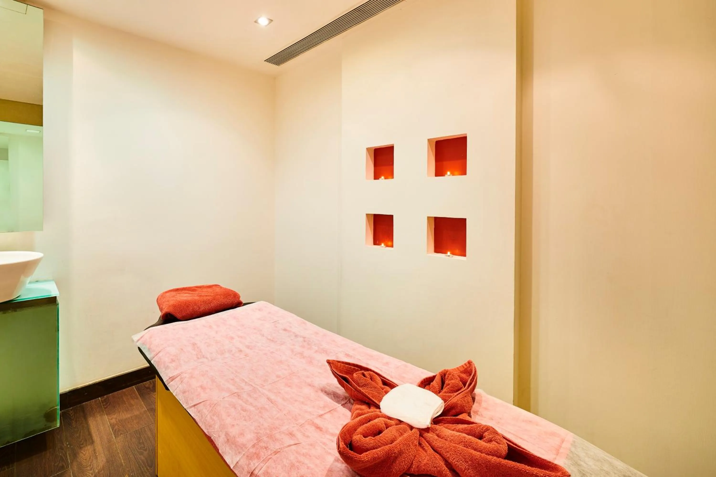 Spa and wellness centre/facilities, Bed in The Ummed Ahmedabad Airport