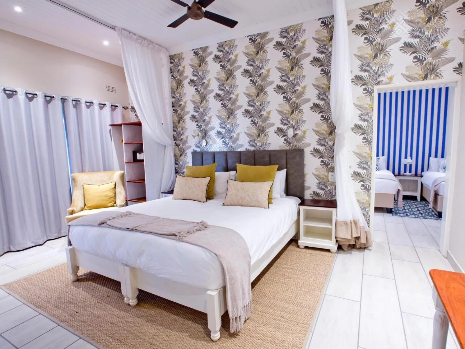 Photo of the whole room, Bed in Pioneers