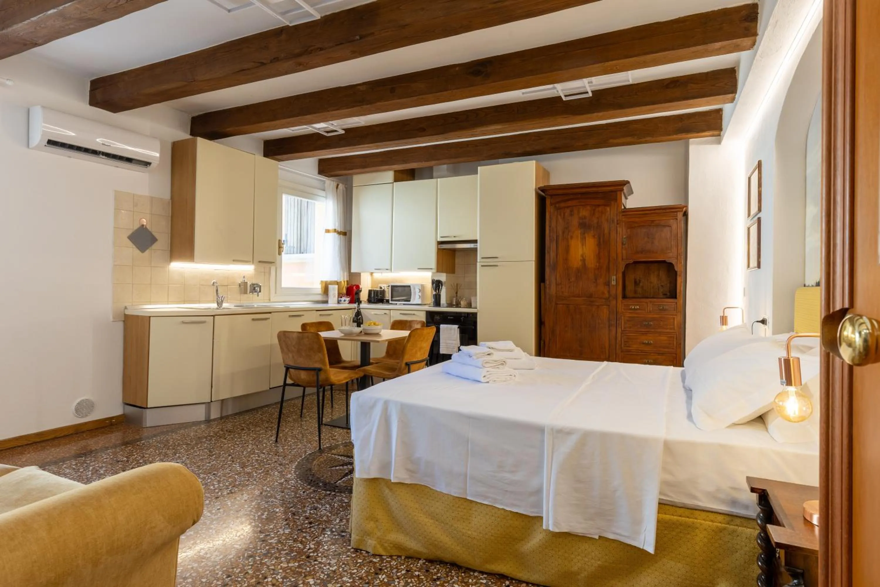 Bed in BolognaRoomscom - Frassinago Deluxe