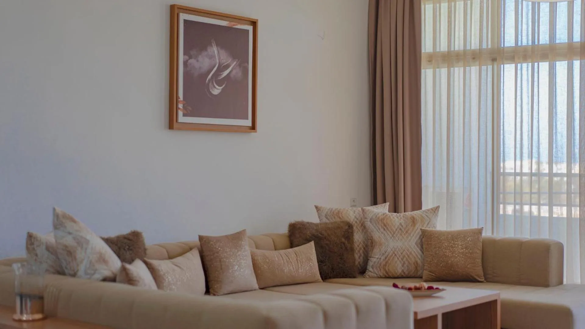 Communal lounge/ TV room in Sables D'or Appart Hôtel