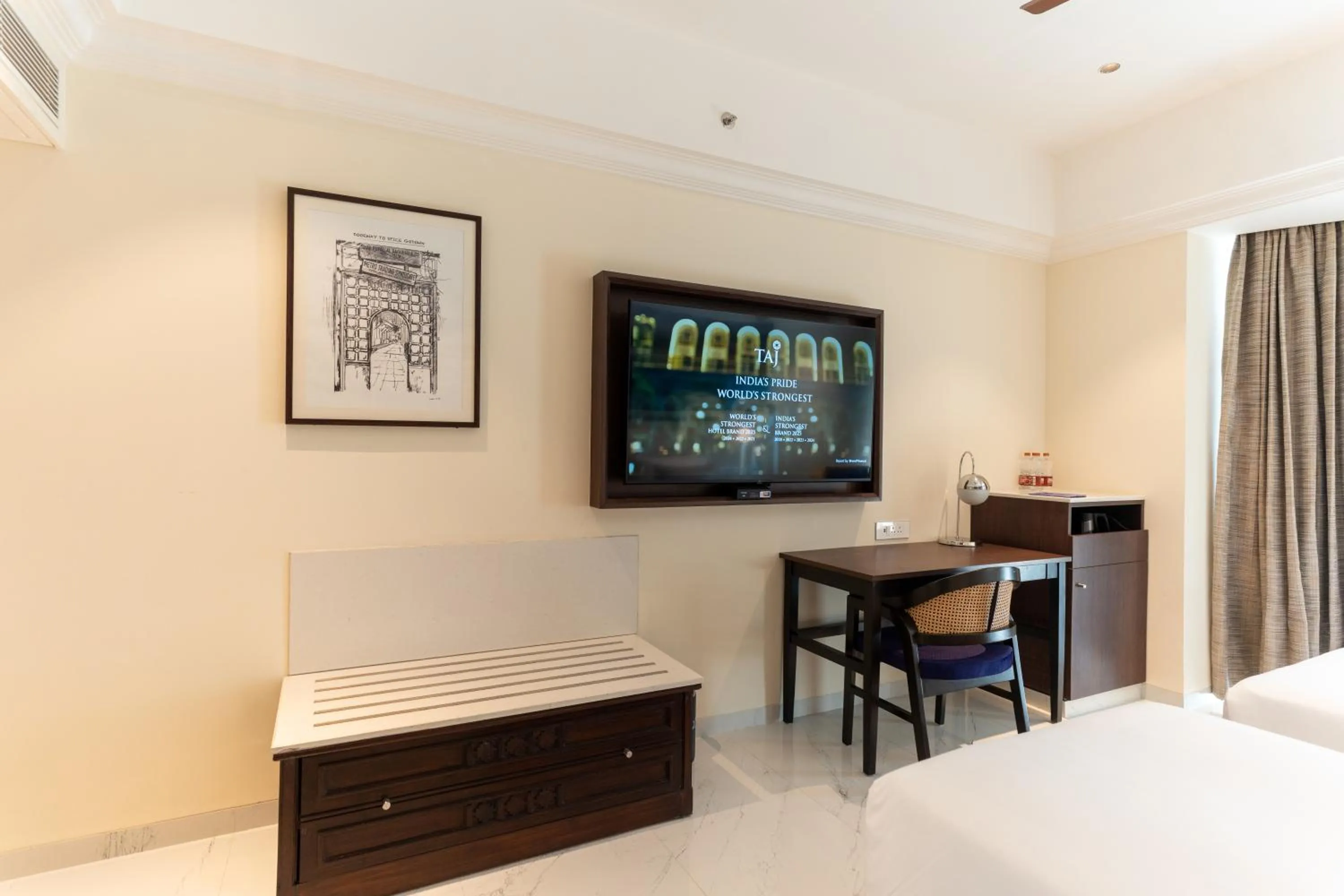 TV and multimedia, Bed in Vivanta Ernakulam, Marine Drive