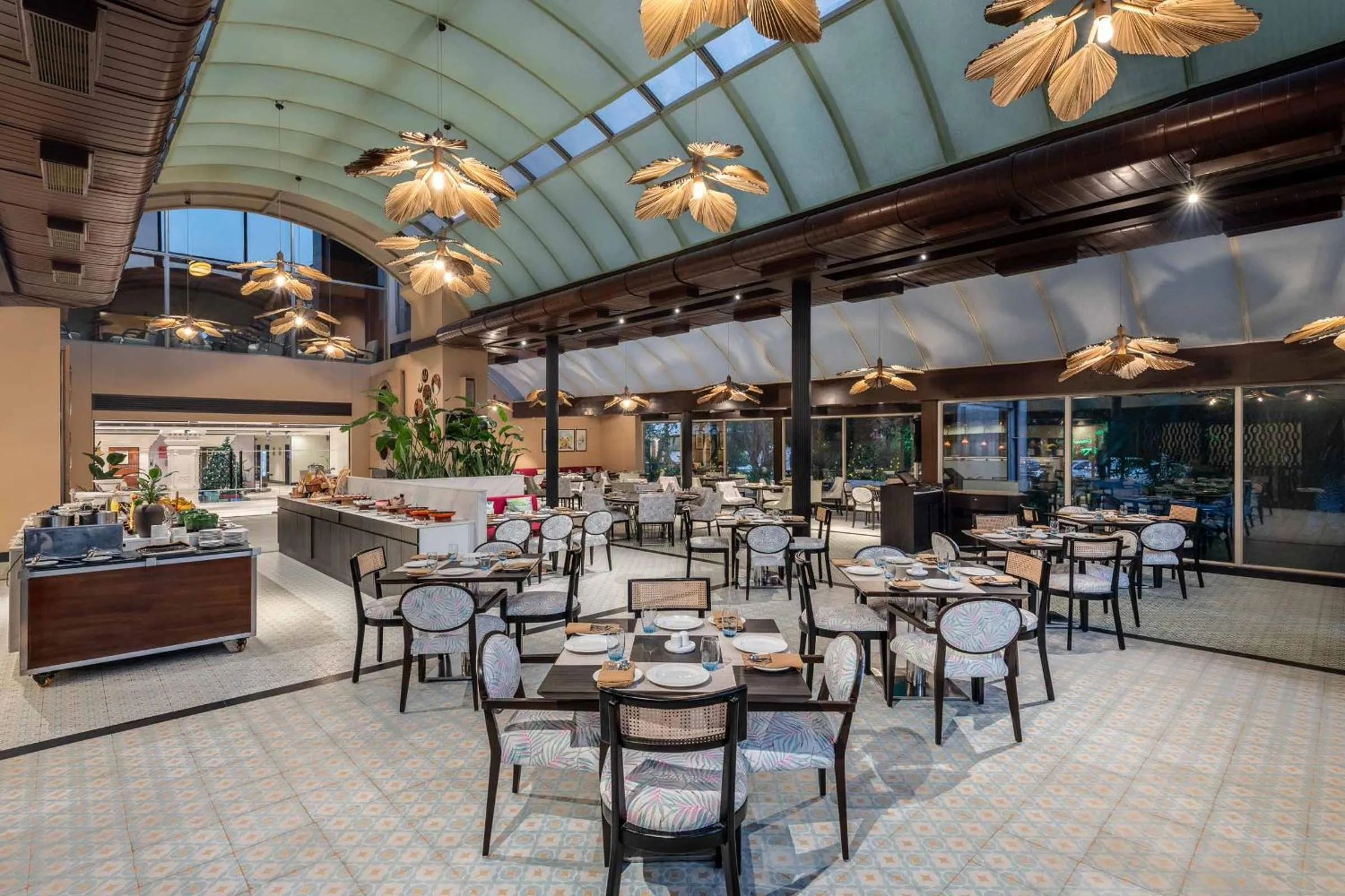 Restaurant/places to eat in Vivanta Ernakulam, Marine Drive