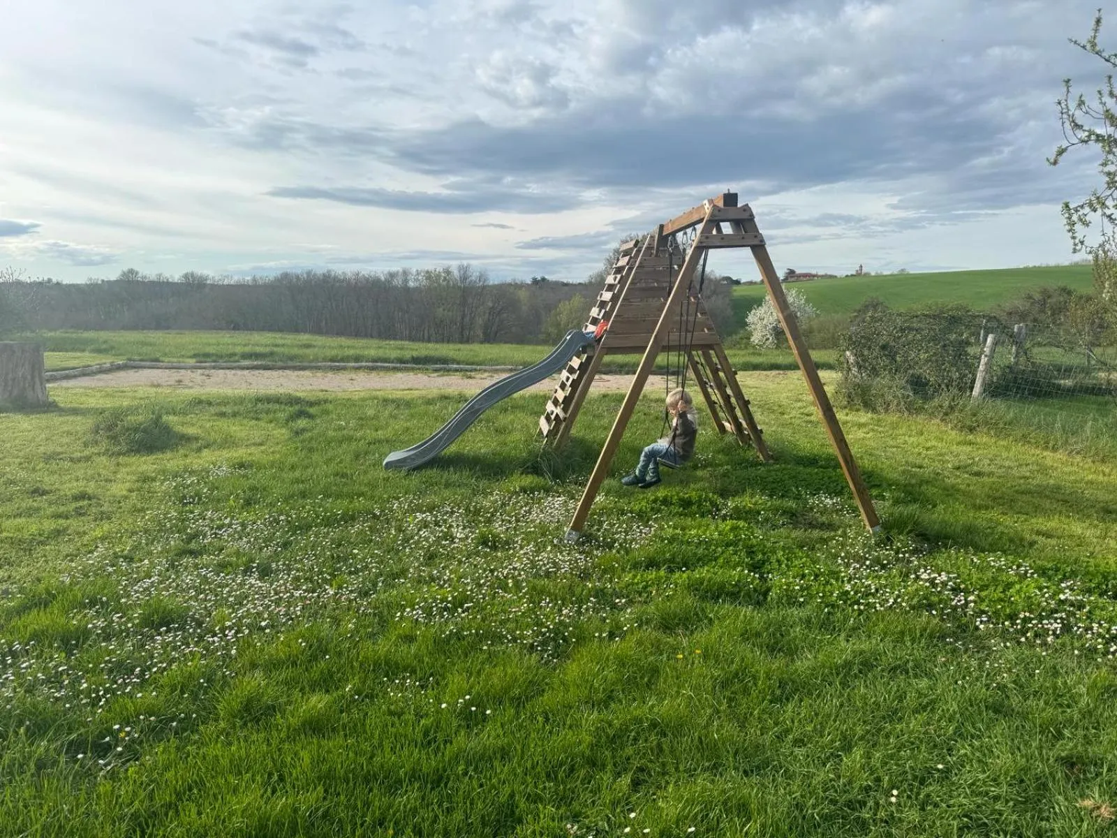 Children play ground in Les Hauts de Grazac, Chambres et Tables d'hôtes