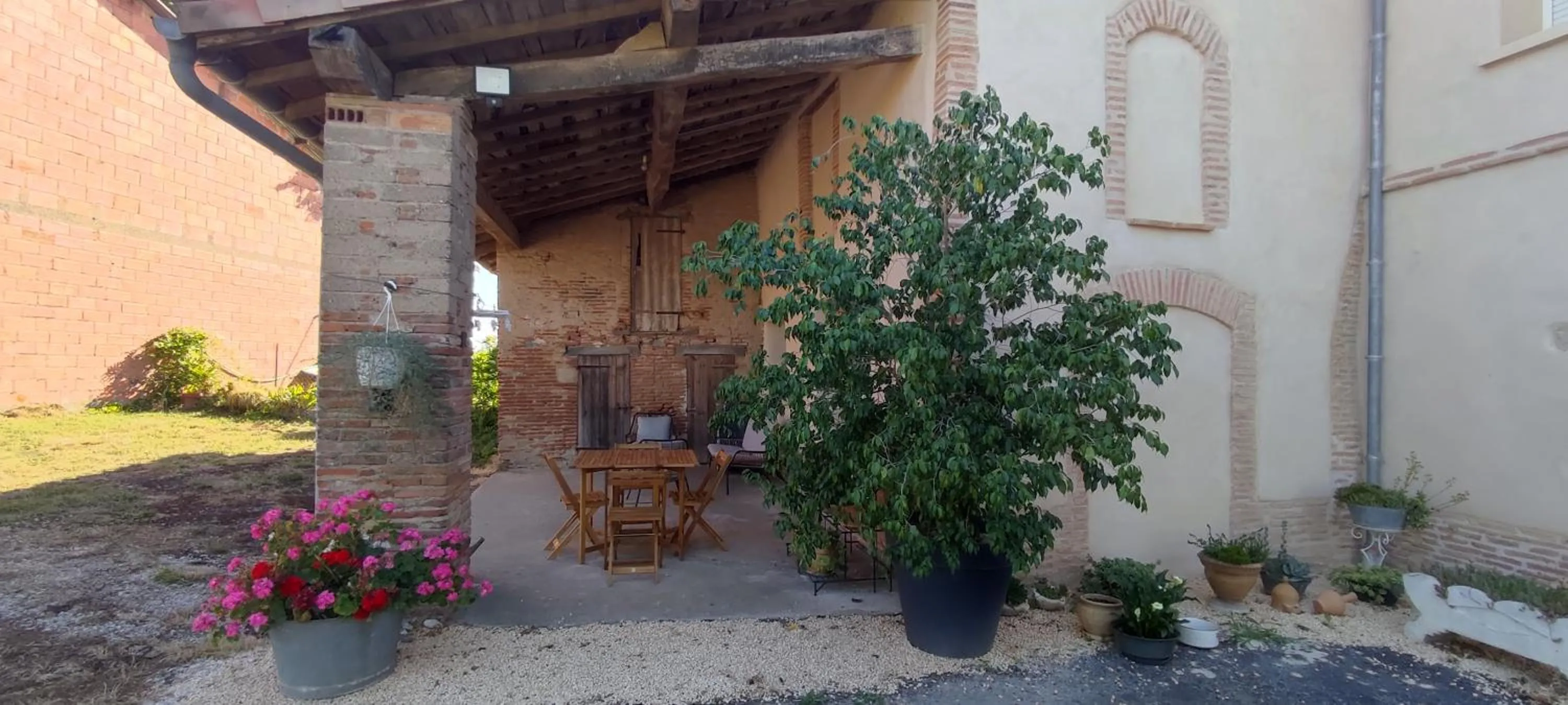 Patio in Les Hauts de Grazac, Chambres et Tables d'hôtes