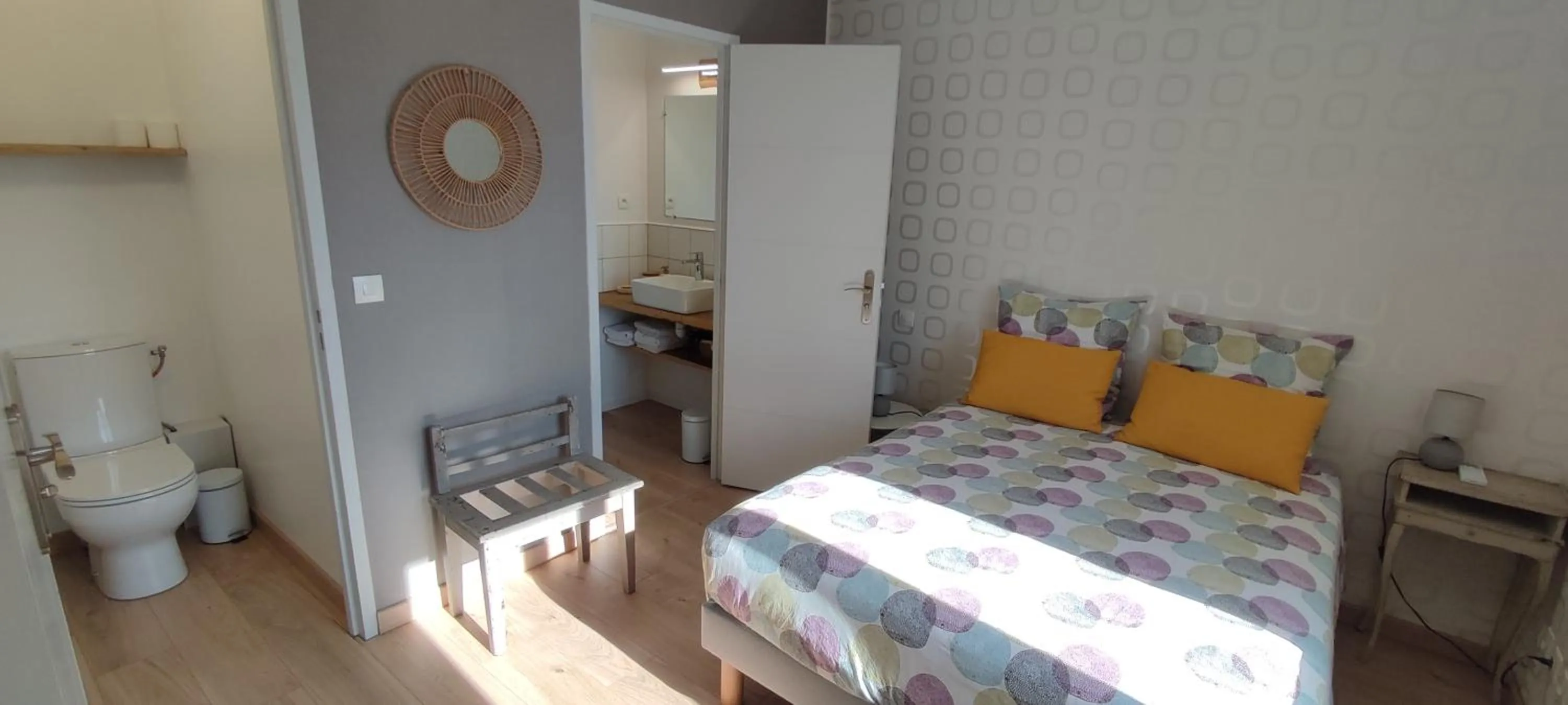 Toilet, Bed in Les Hauts de Grazac, Chambres et Tables d'hôtes