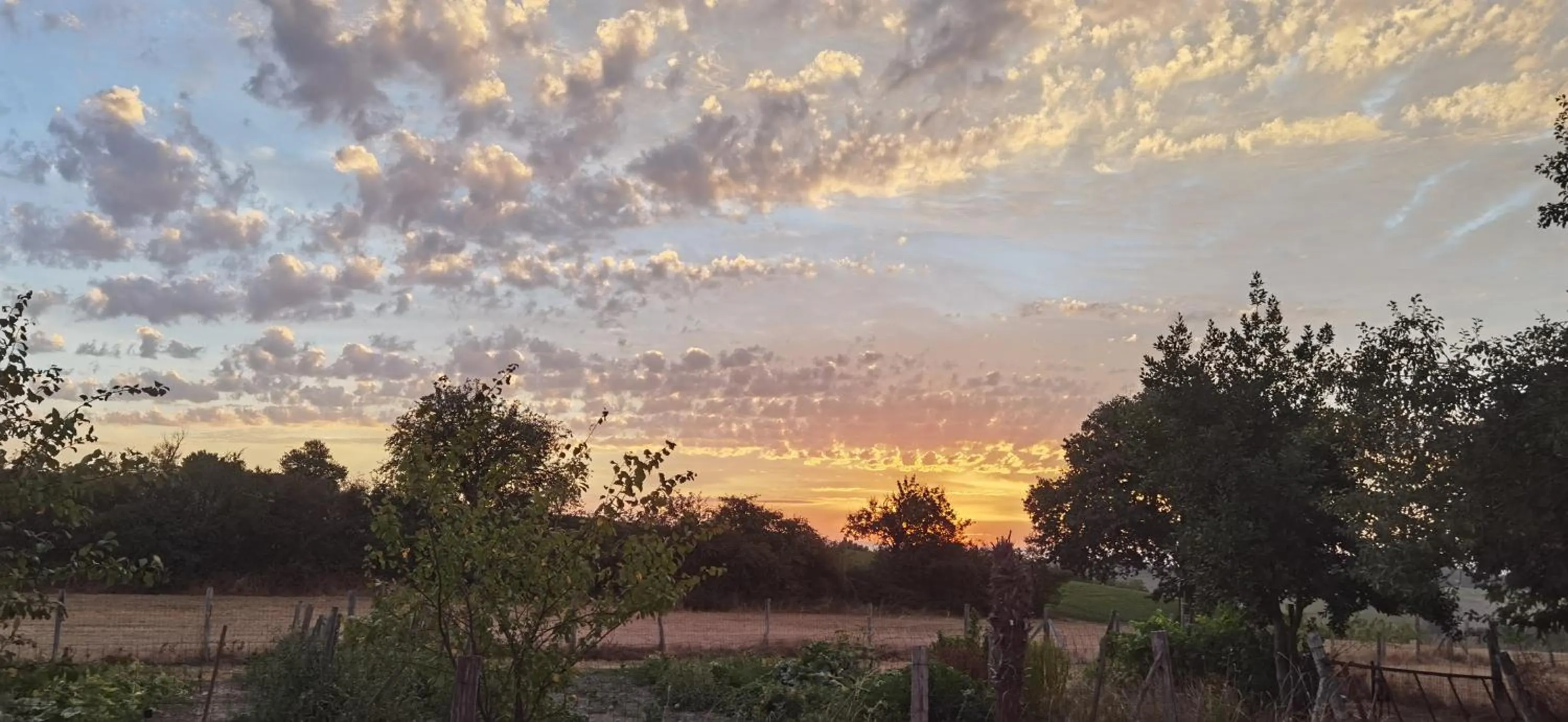 Sunrise in Les Hauts de Grazac, Chambres et Tables d'hôtes