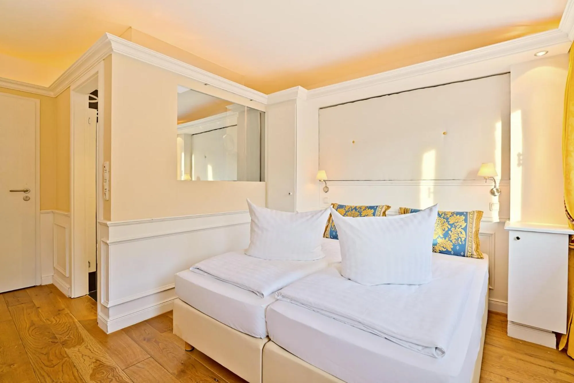 Bed in Hotel Weinberg-Schlößchen