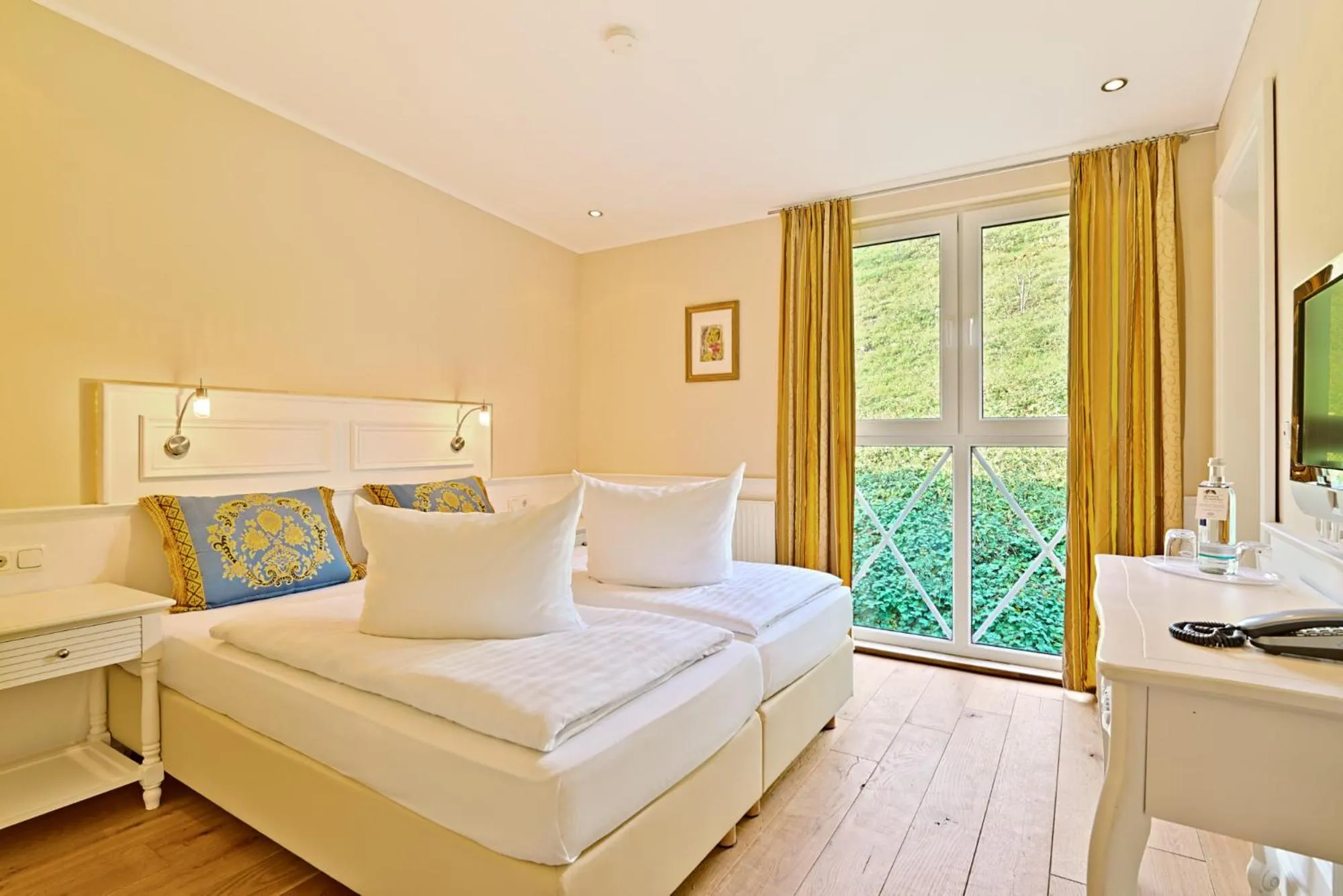 Bed in Hotel Weinberg-Schlößchen