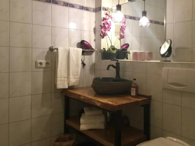 Bathroom in zu Jeddelohs Lodge Hotel