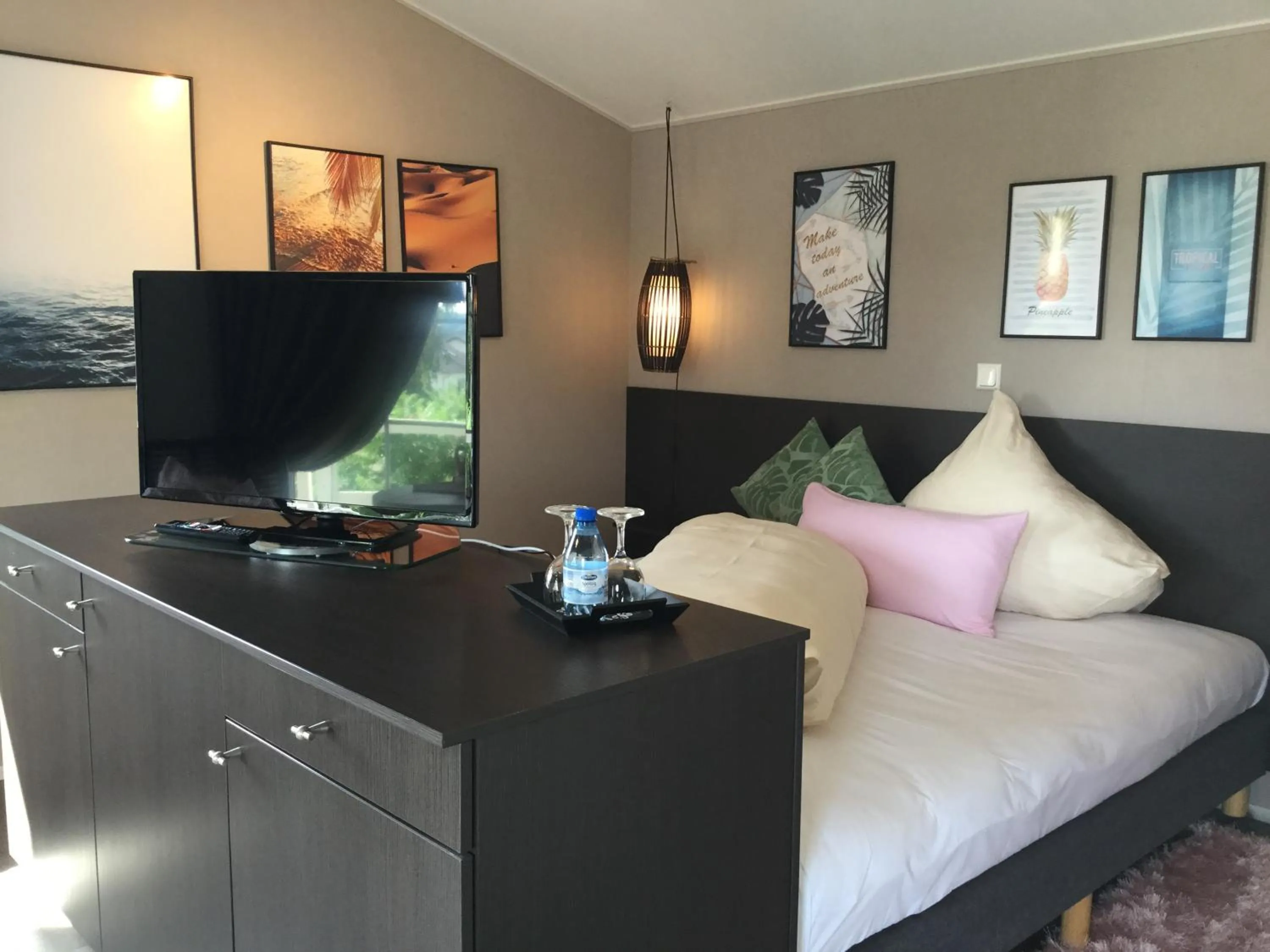 TV and multimedia, Bed in zu Jeddelohs Lodge Hotel