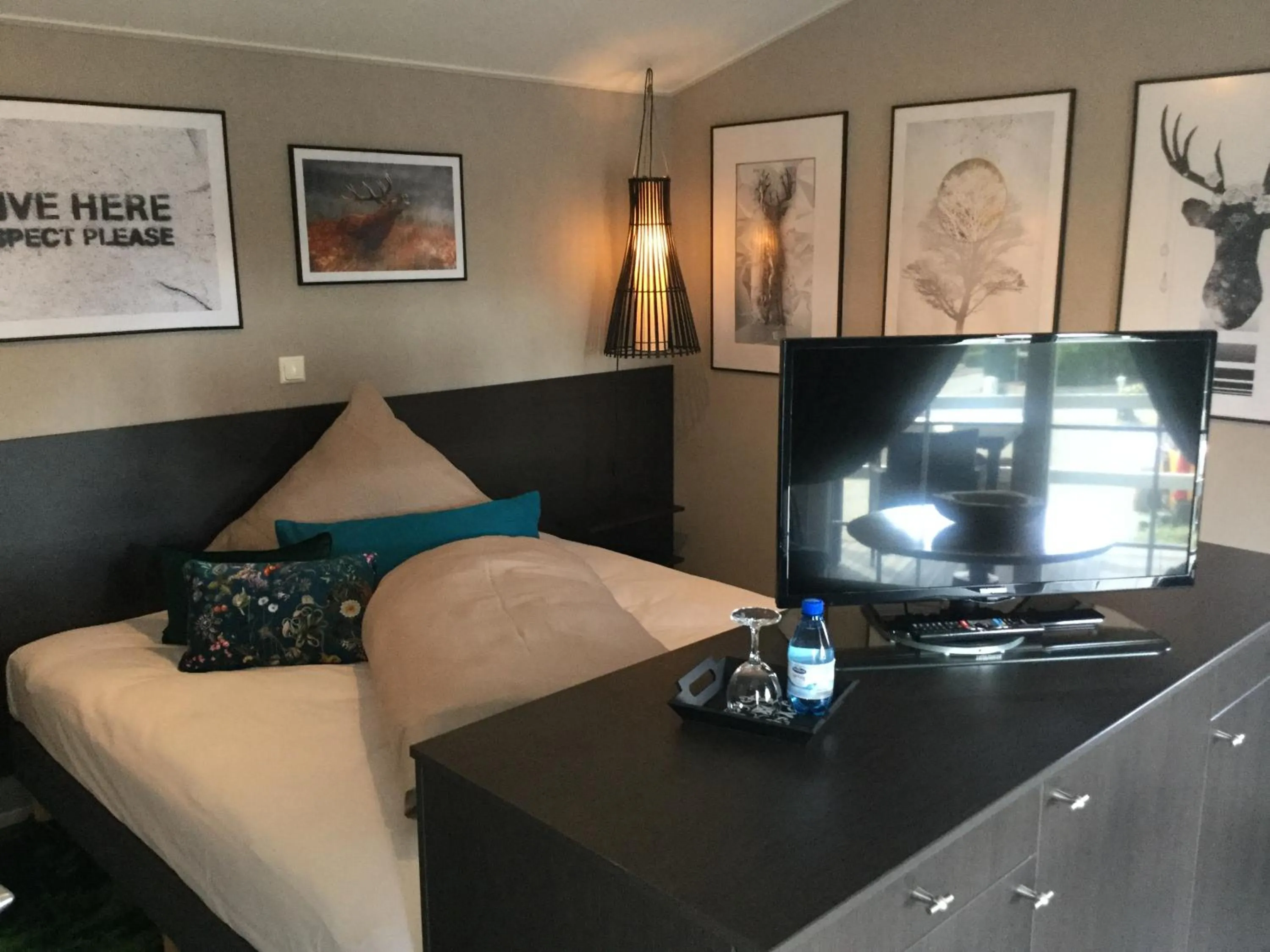 Photo of the whole room, Bed in zu Jeddelohs Lodge Hotel