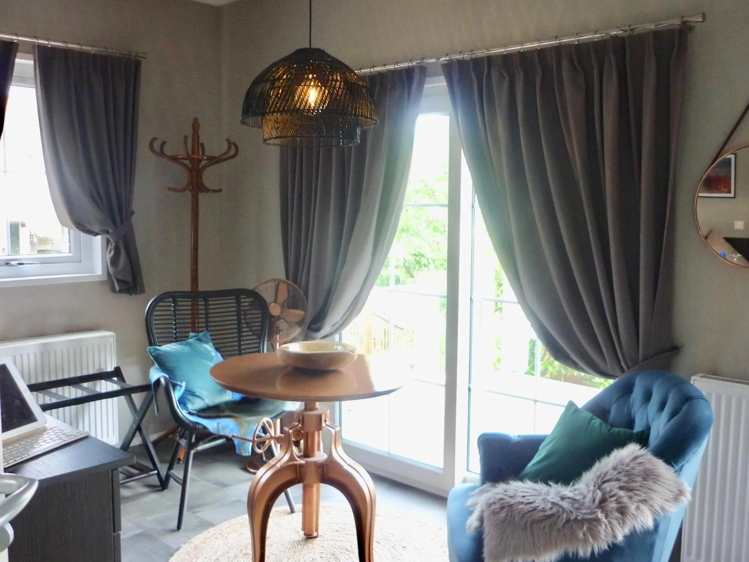 Seating area in zu Jeddelohs Lodge Hotel