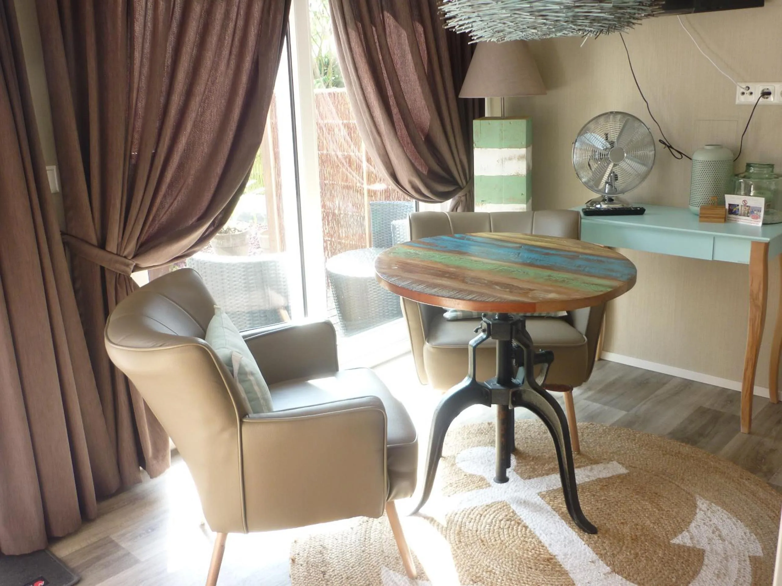 Seating area in zu Jeddelohs Lodge Hotel