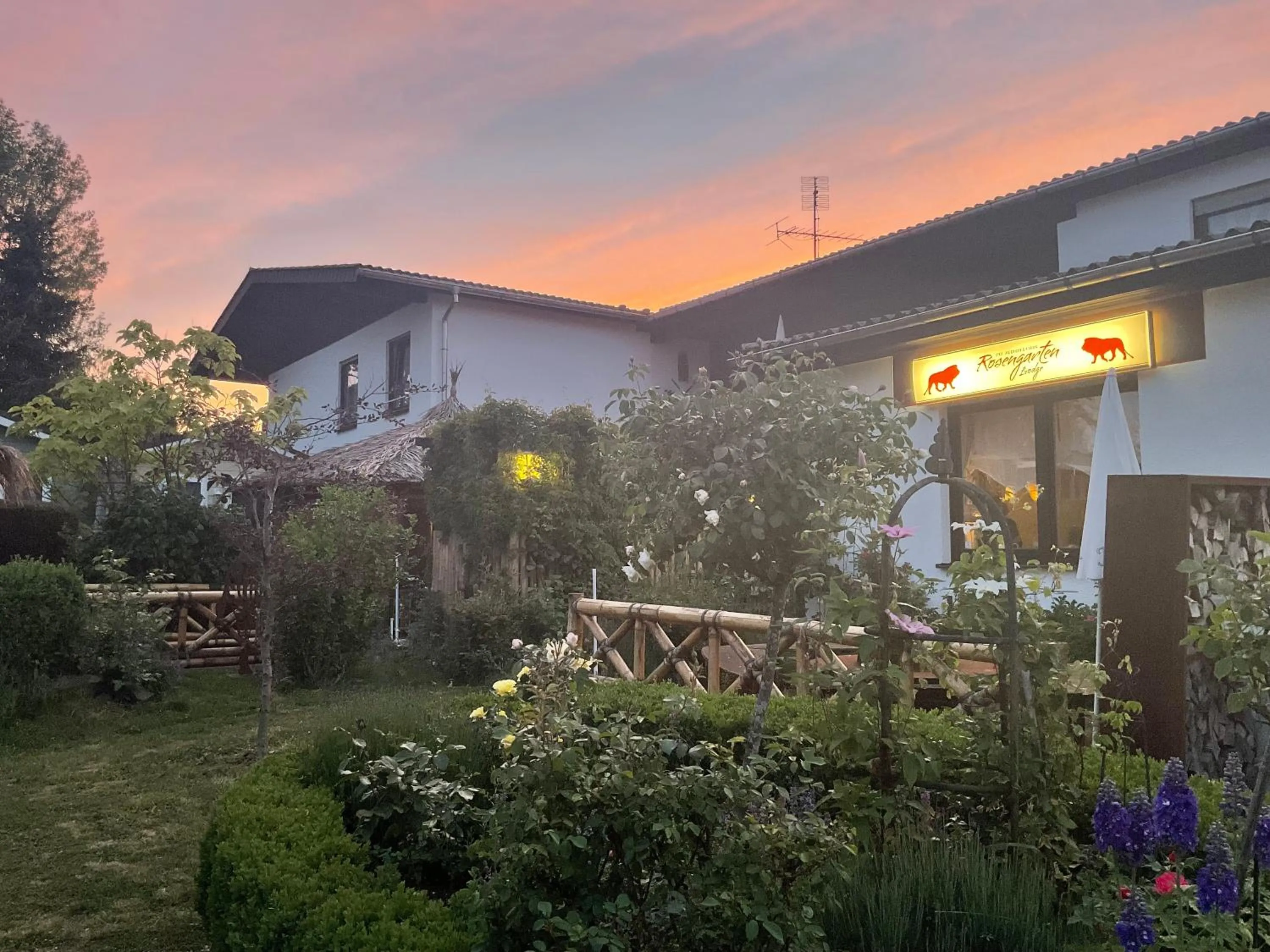 Property building in zu Jeddelohs Lodge Hotel