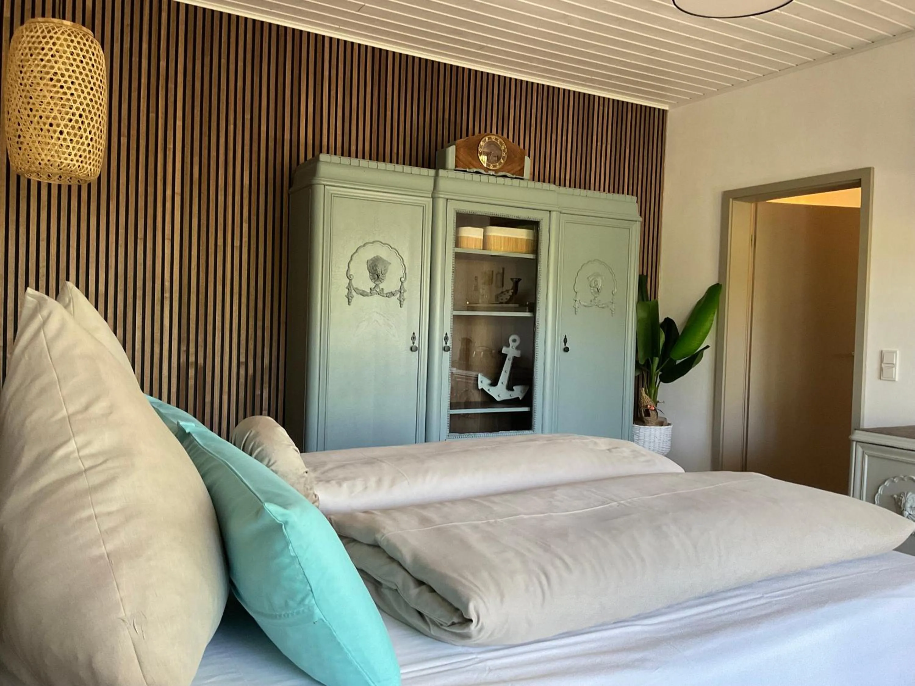 Photo of the whole room, Bed in zu Jeddelohs Lodge Hotel