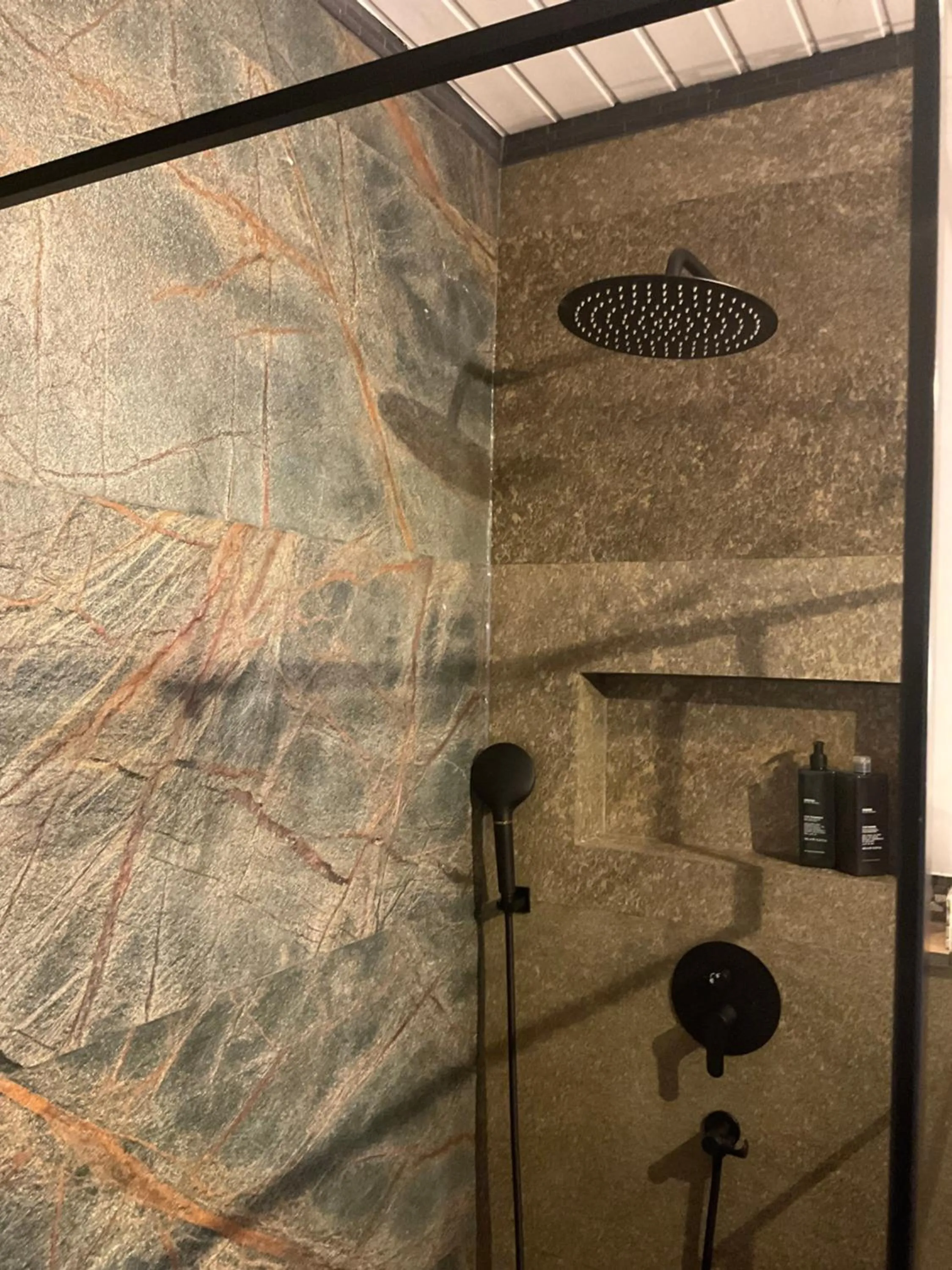 Shower in zu Jeddelohs Lodge Hotel