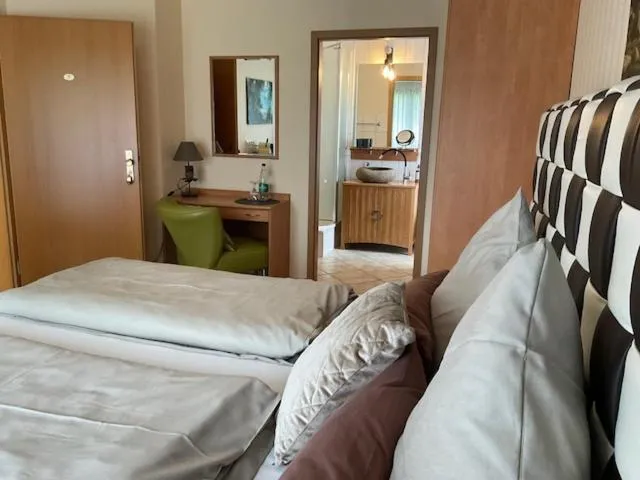 Photo of the whole room, Bed in zu Jeddelohs Lodge Hotel