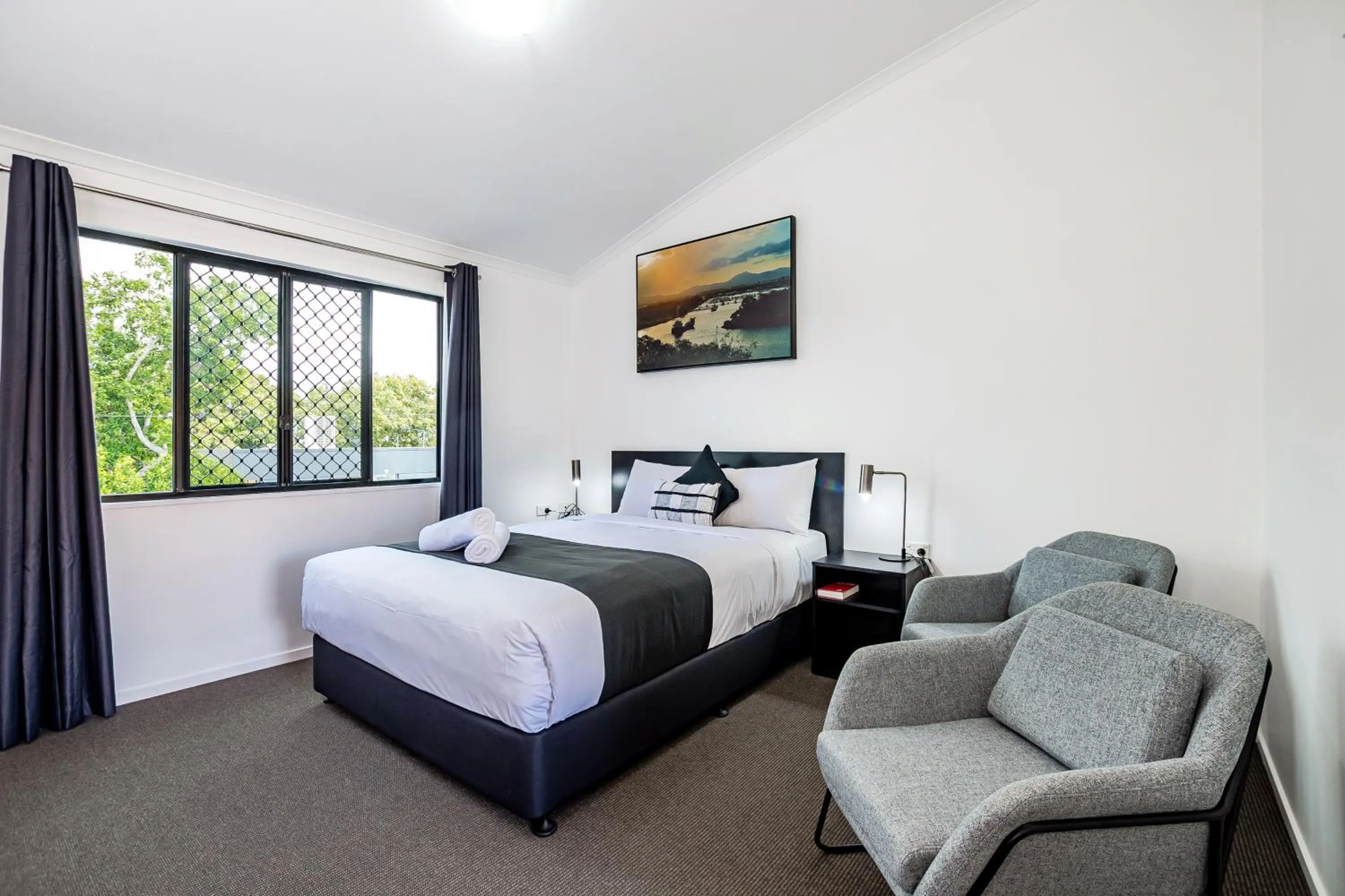 Quiet street view, Bed in CQ Motel Gladstone