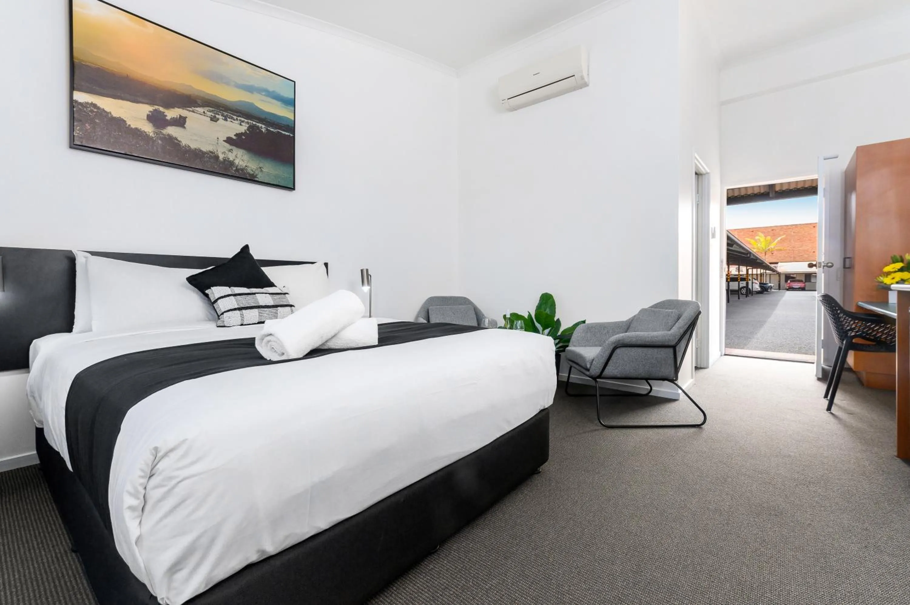 Bedroom, Bed in CQ Motel Gladstone