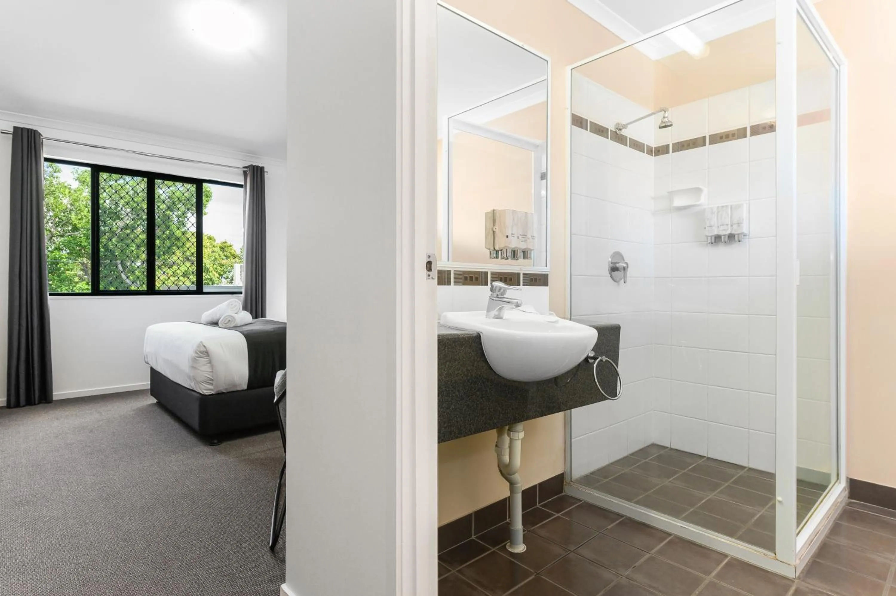 Bathroom, Bed in CQ Motel Gladstone